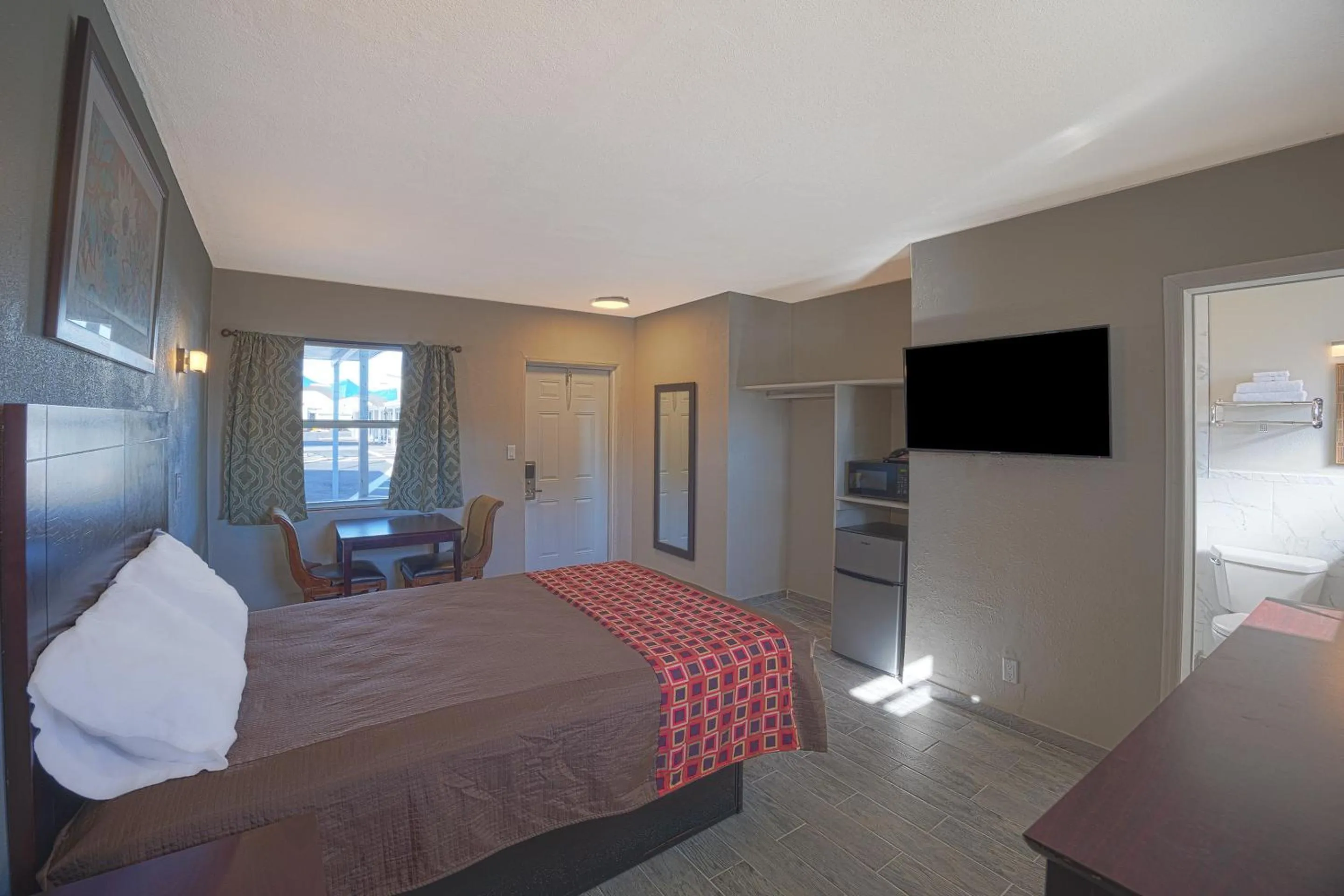 Bedroom, Bed in Sunrise Inn by OYO Titusville FL