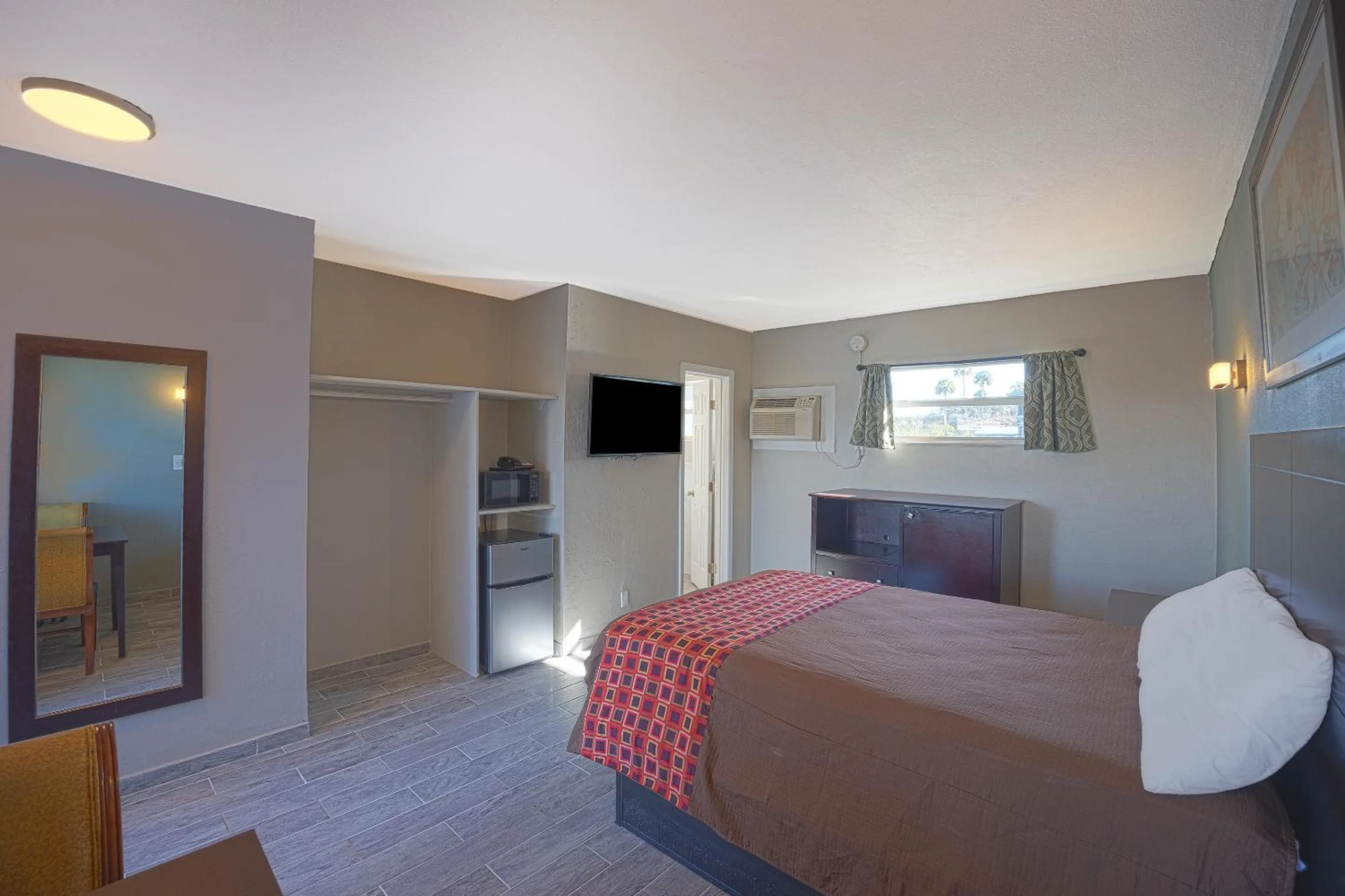 Bedroom, Bed in Sunrise Inn by OYO Titusville FL