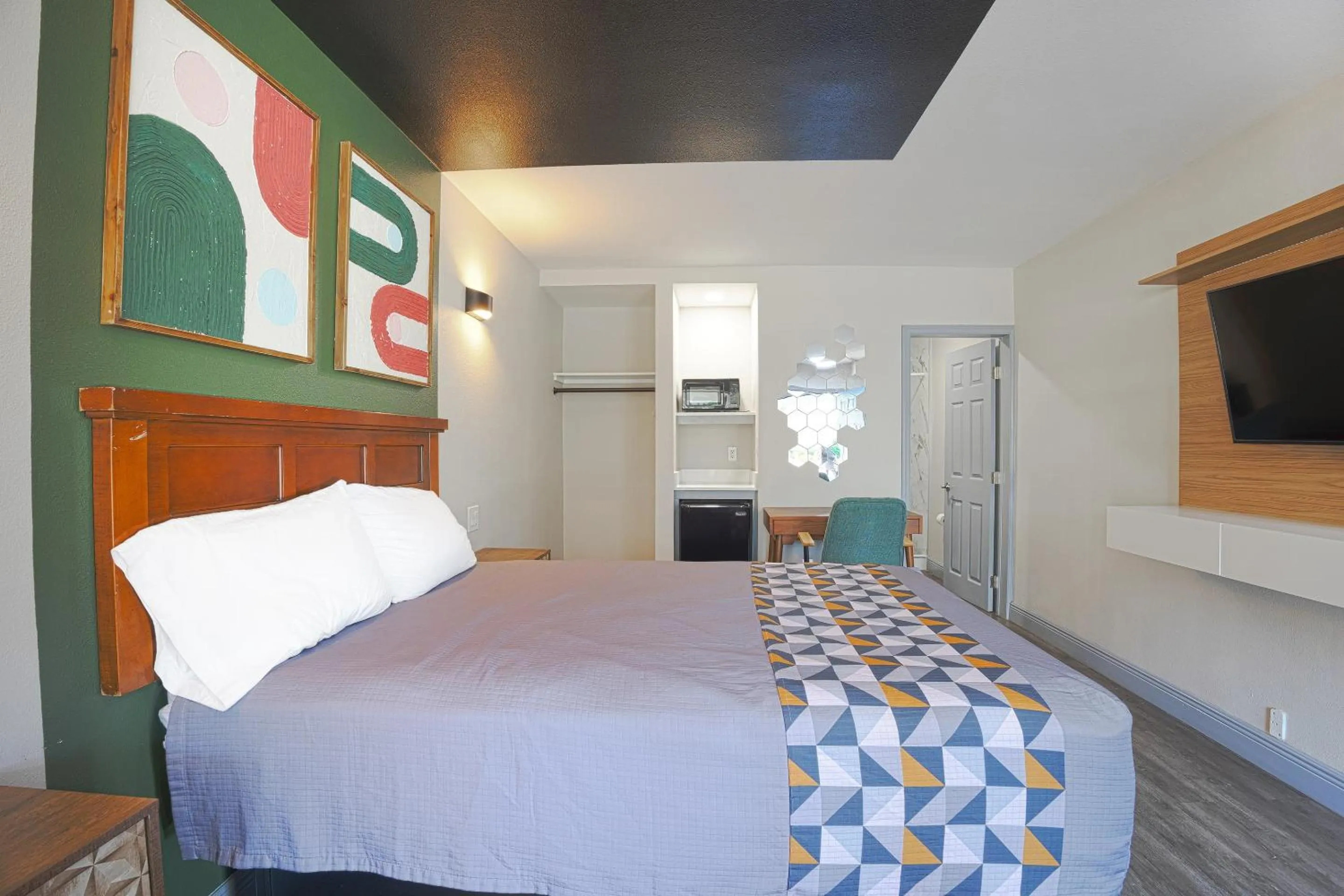 Bedroom, Bed in Sunrise Inn by OYO Titusville FL