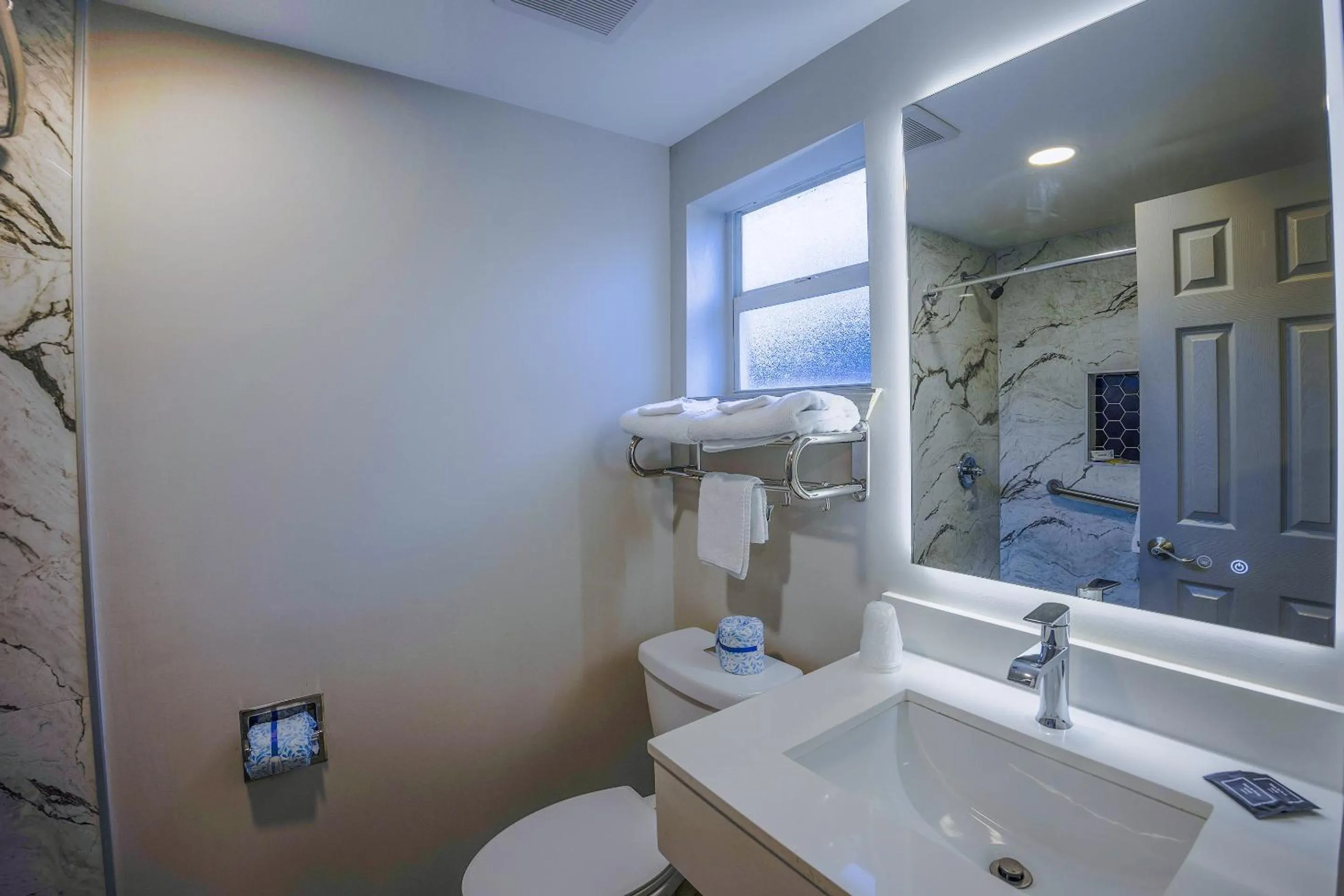 Bathroom in Sunrise Inn by OYO Titusville FL