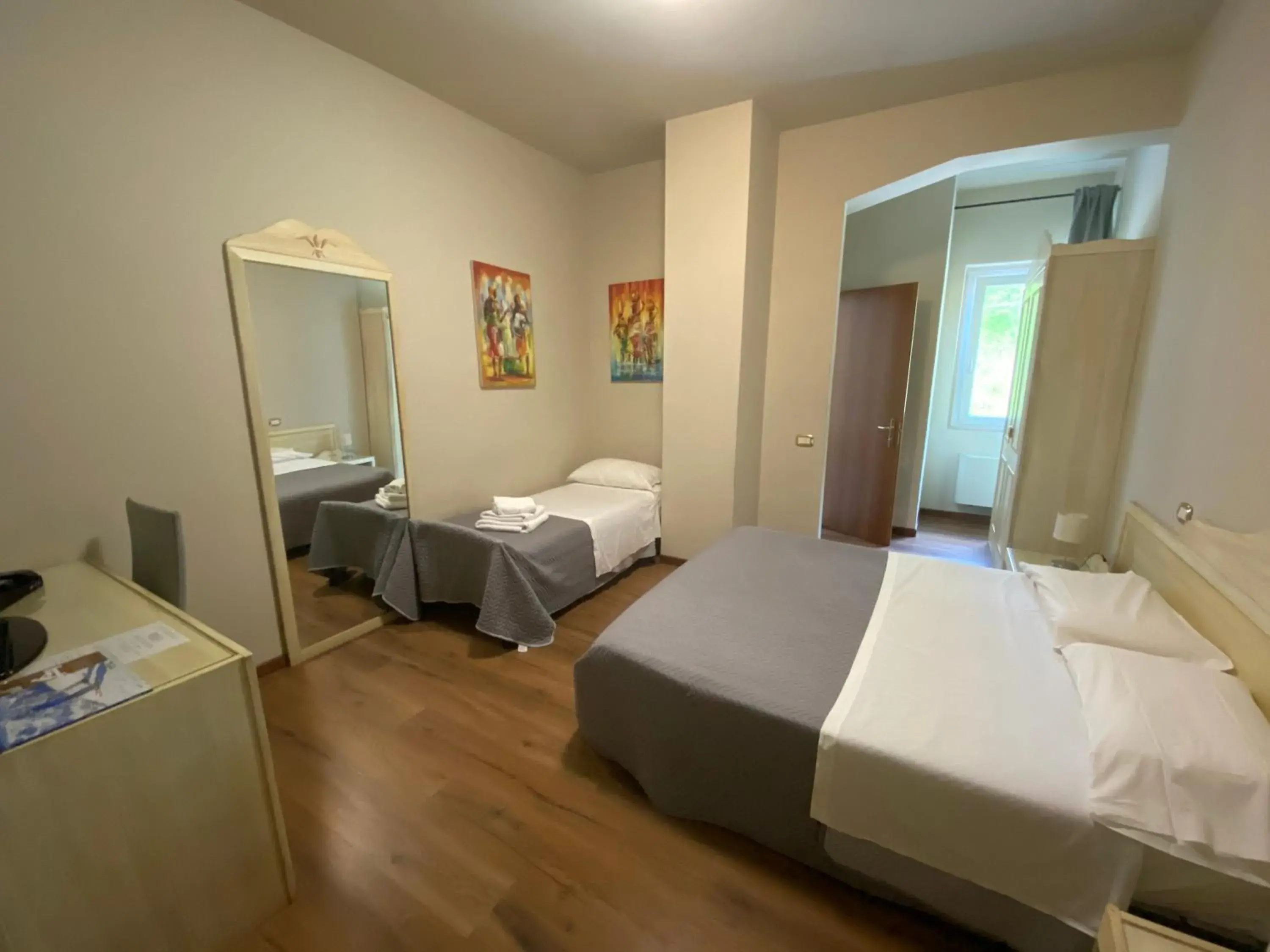 Triple Room in Hotel Edoné Triple Room in Hotel Edoné