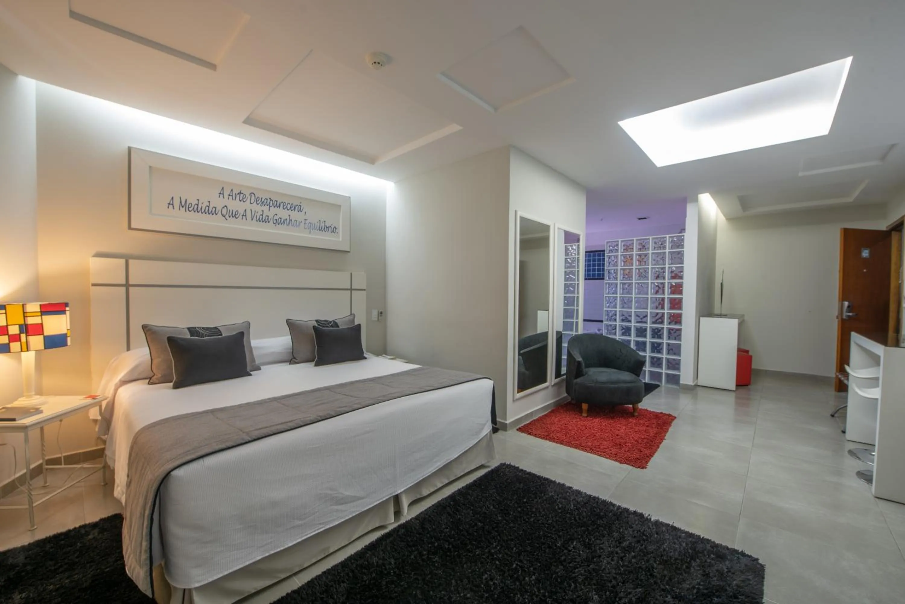 Bedroom, Bed in Mondrian Suite Hotel