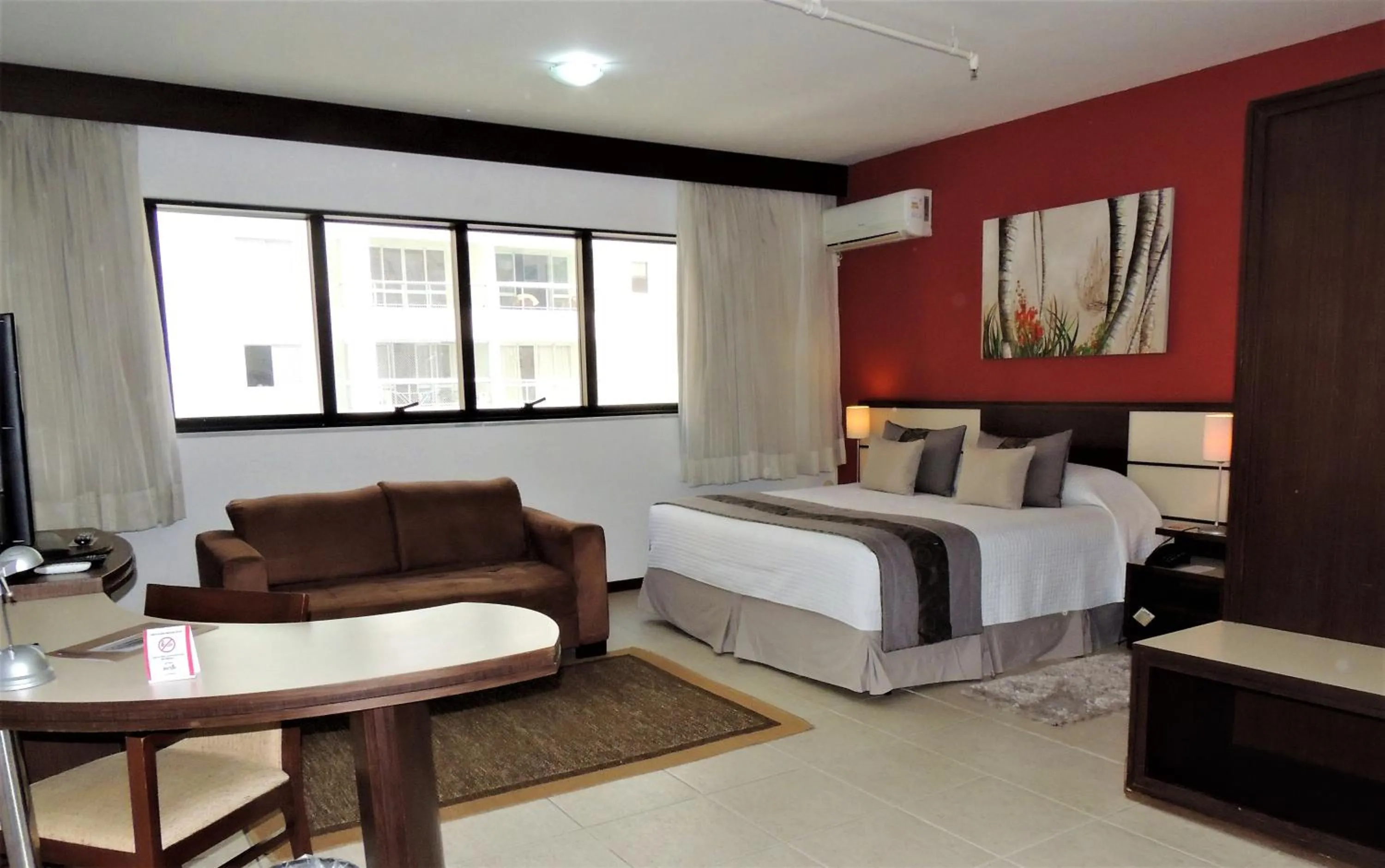 Bedroom, Bed in Mondrian Suite Hotel