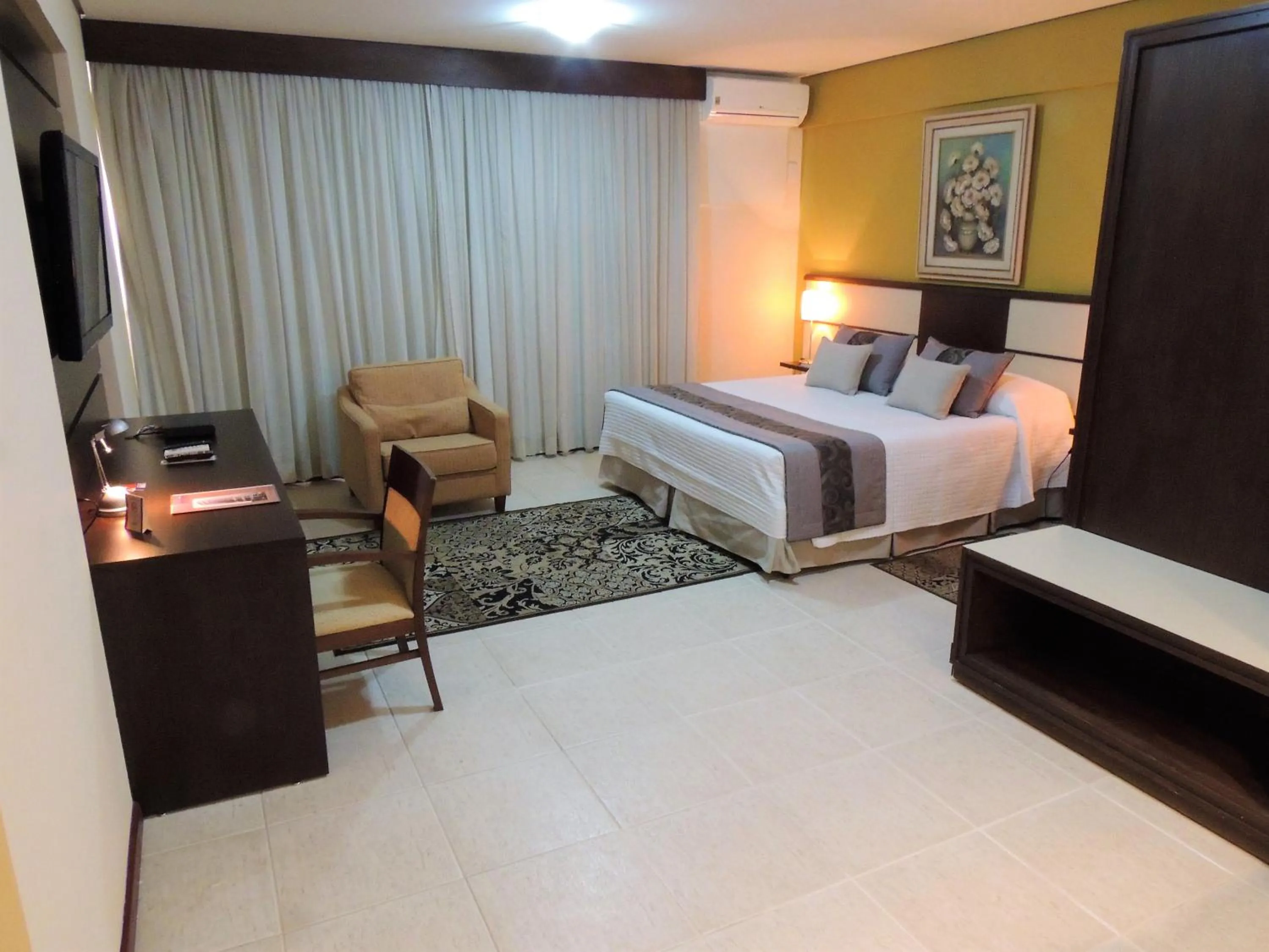 Bedroom, Bed in Mondrian Suite Hotel