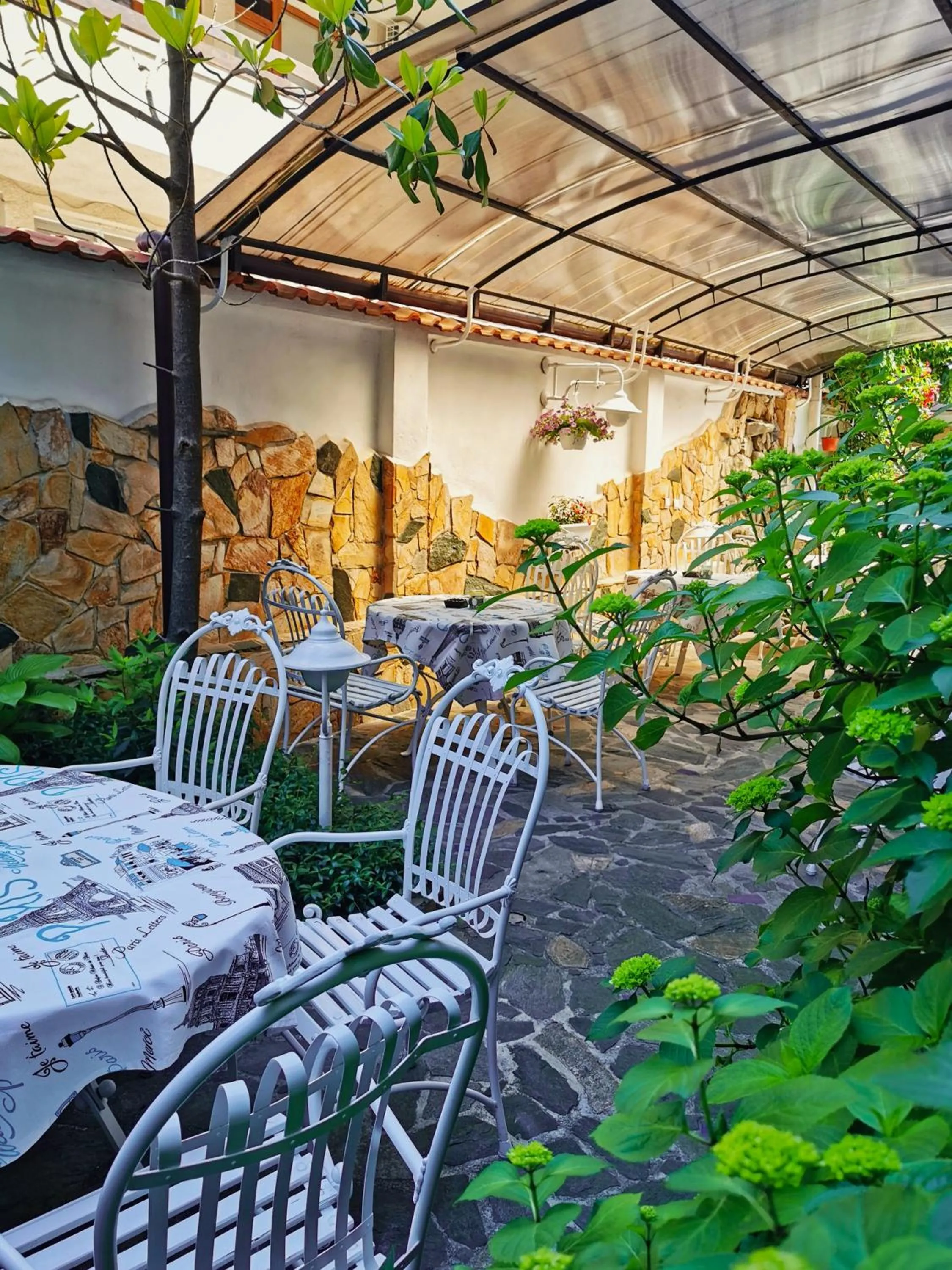 Restaurant/places to eat in Kavaler Hotel