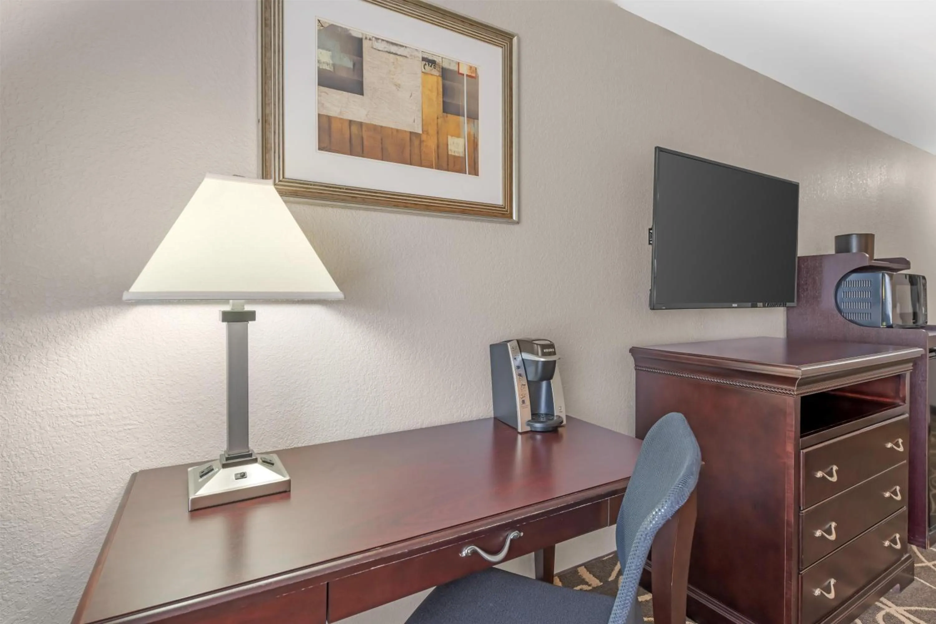 Bedroom in Best Western Plus Eau Claire Conference Center