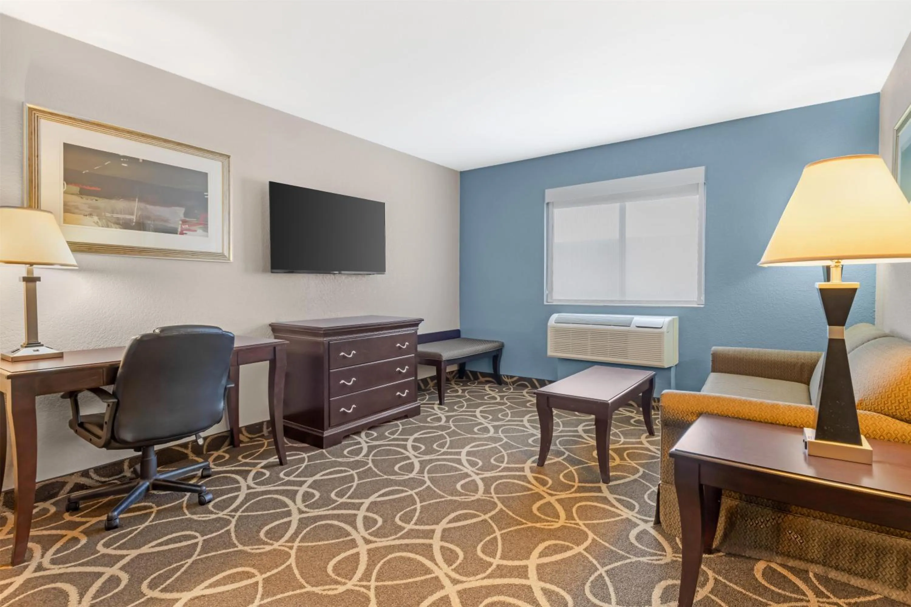 Bedroom in Best Western Plus Eau Claire Conference Center