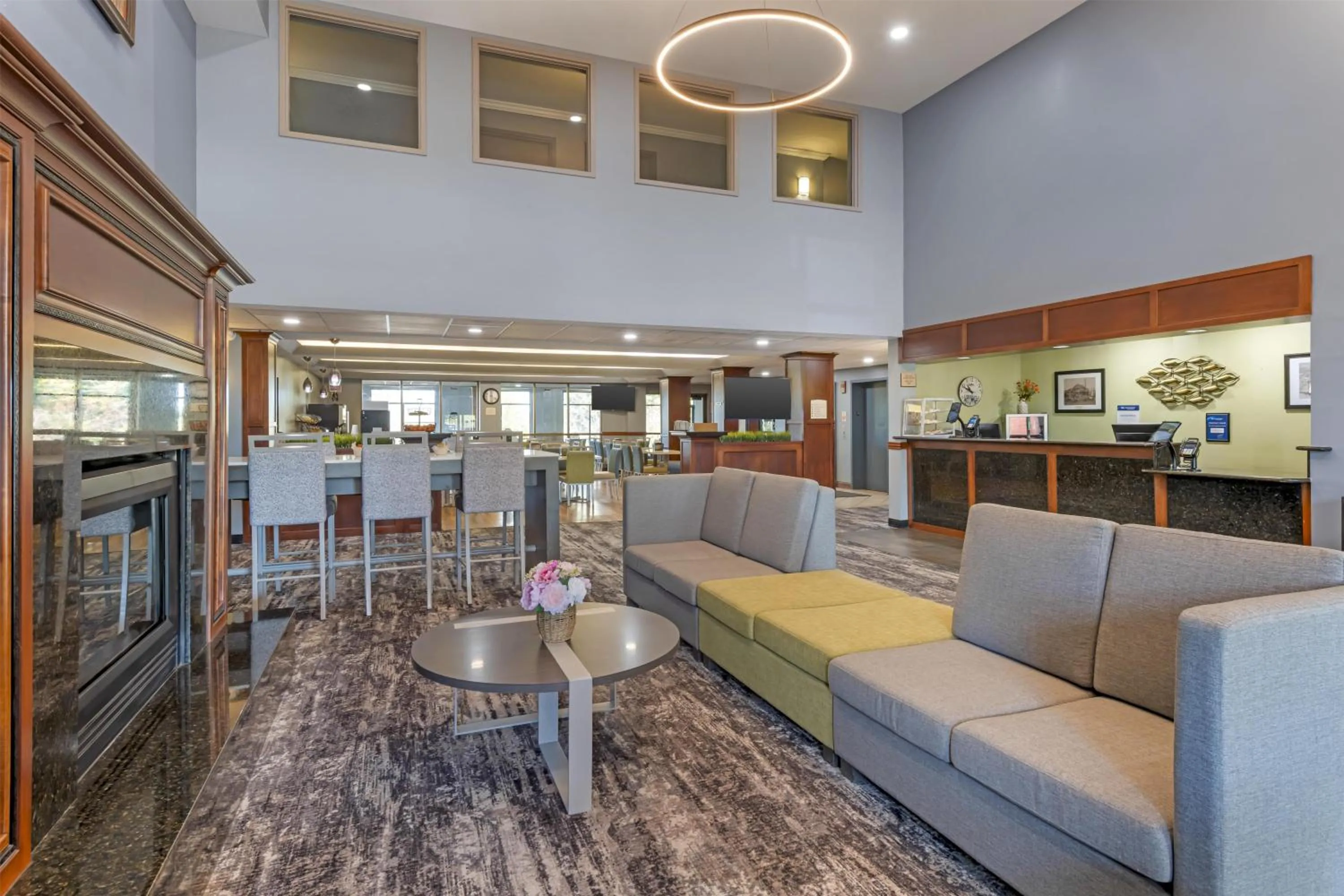 Lobby or reception in Best Western Plus Eau Claire Conference Center