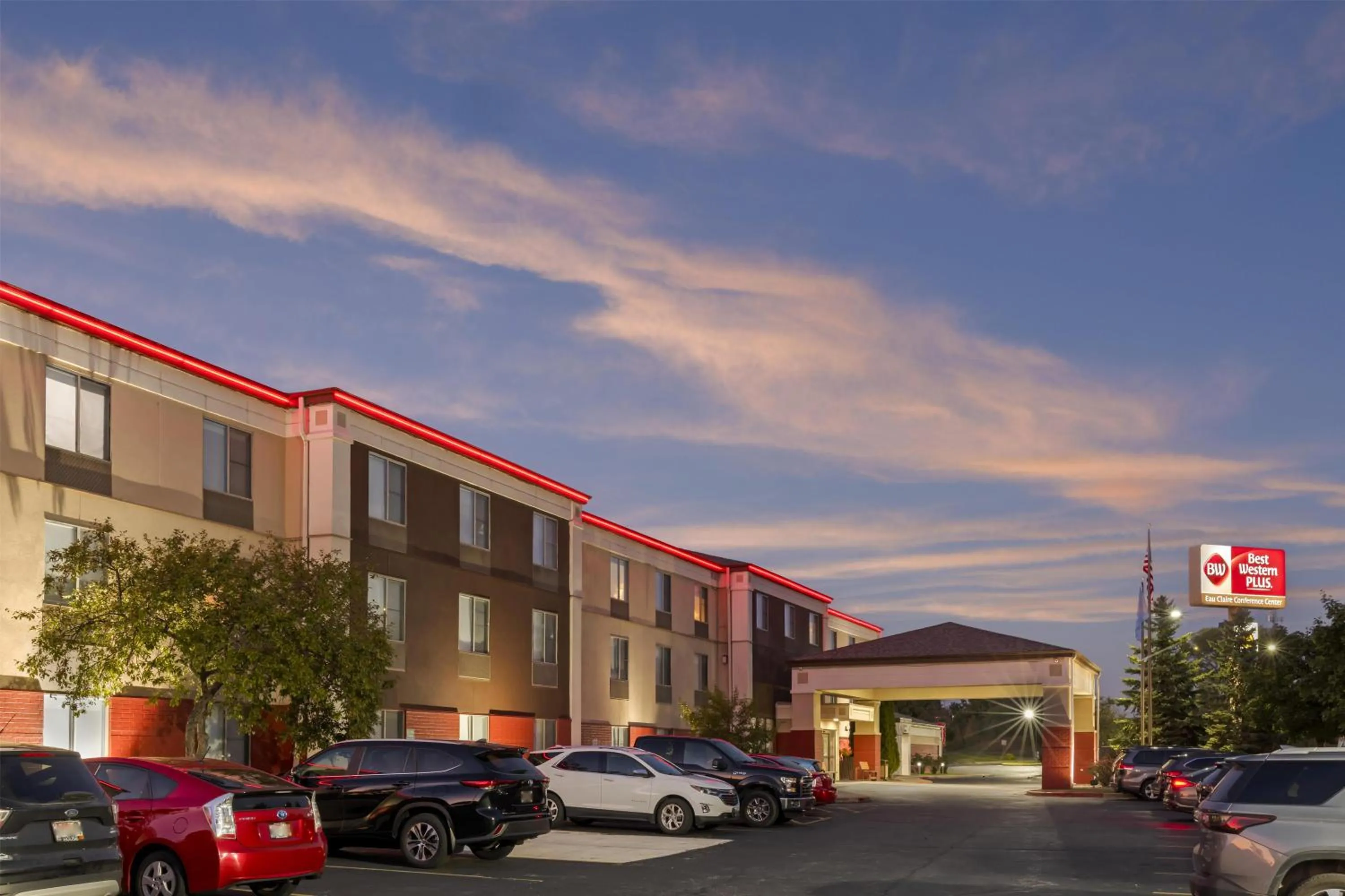 Property building in Best Western Plus Eau Claire Conference Center