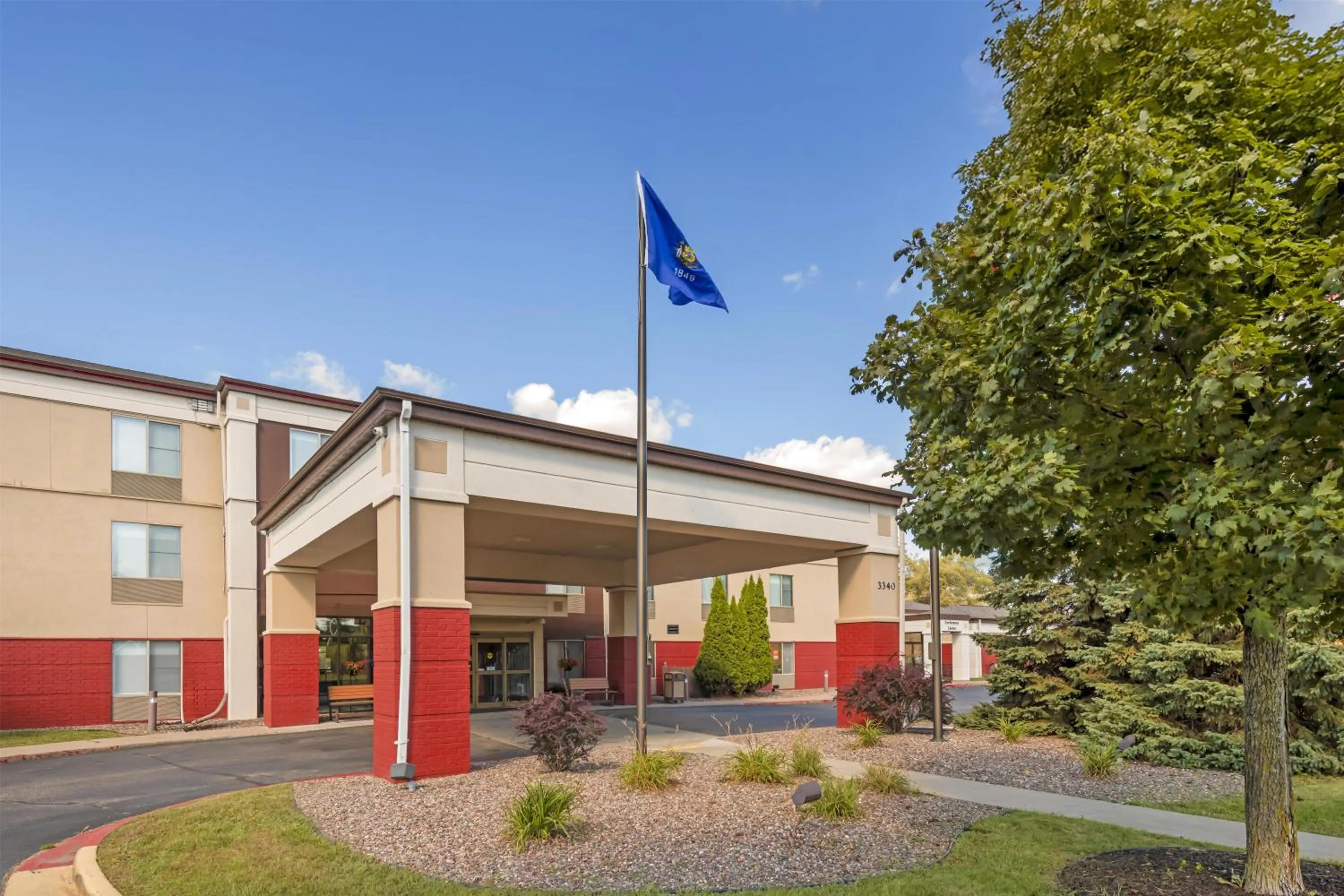 Property building in Best Western Plus Eau Claire Conference Center