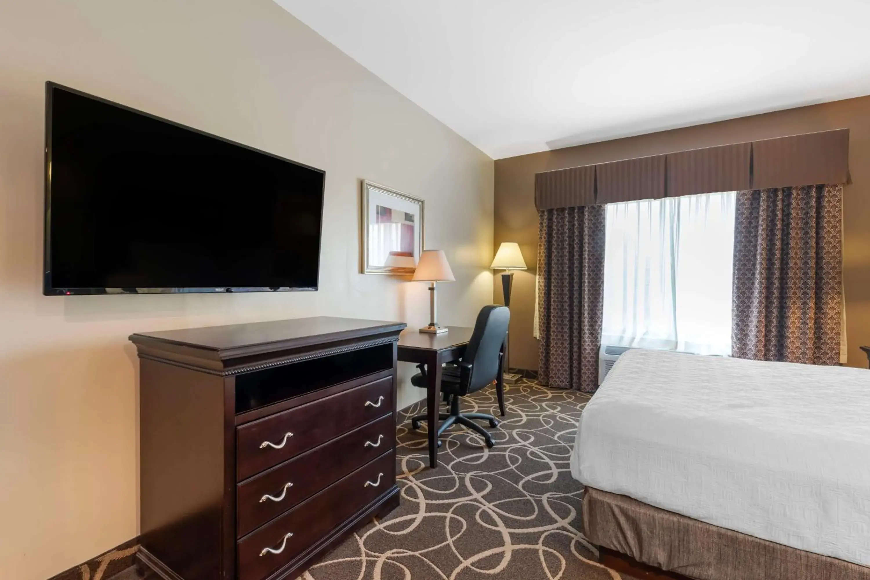King Room with Sofa Bed - Accessible Tub/Non-Smoking in Best Western Plus Eau Claire Conference Center King Room with Sofa Bed - Accessible Tub/Non-Smoking in Best Western Plus Eau Claire Conference Center