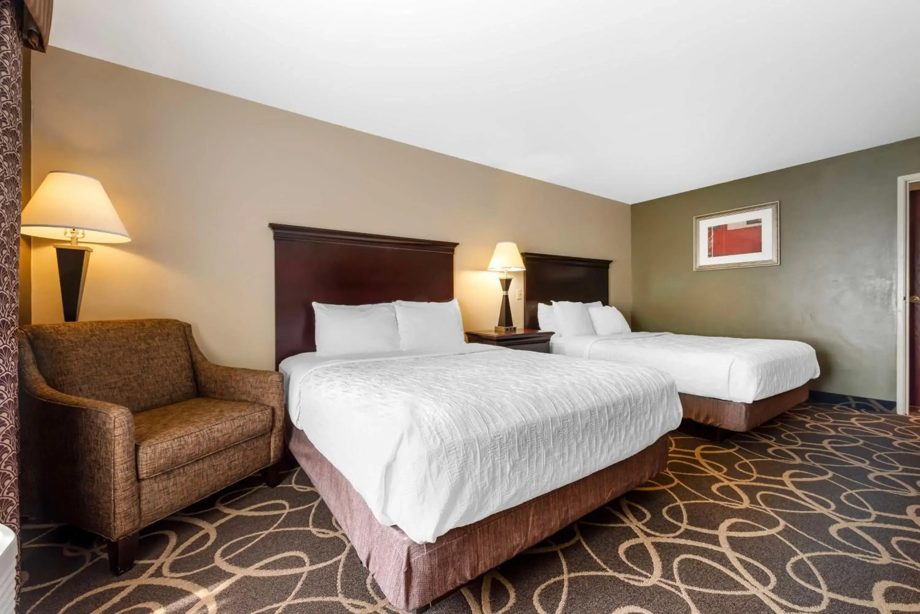 Queen Suite with Two Queen Beds with Sofa Bed in Best Western Plus Eau Claire Conference Center Queen Suite with Two Queen Beds with Sofa Bed in Best Western Plus Eau Claire Conference Center