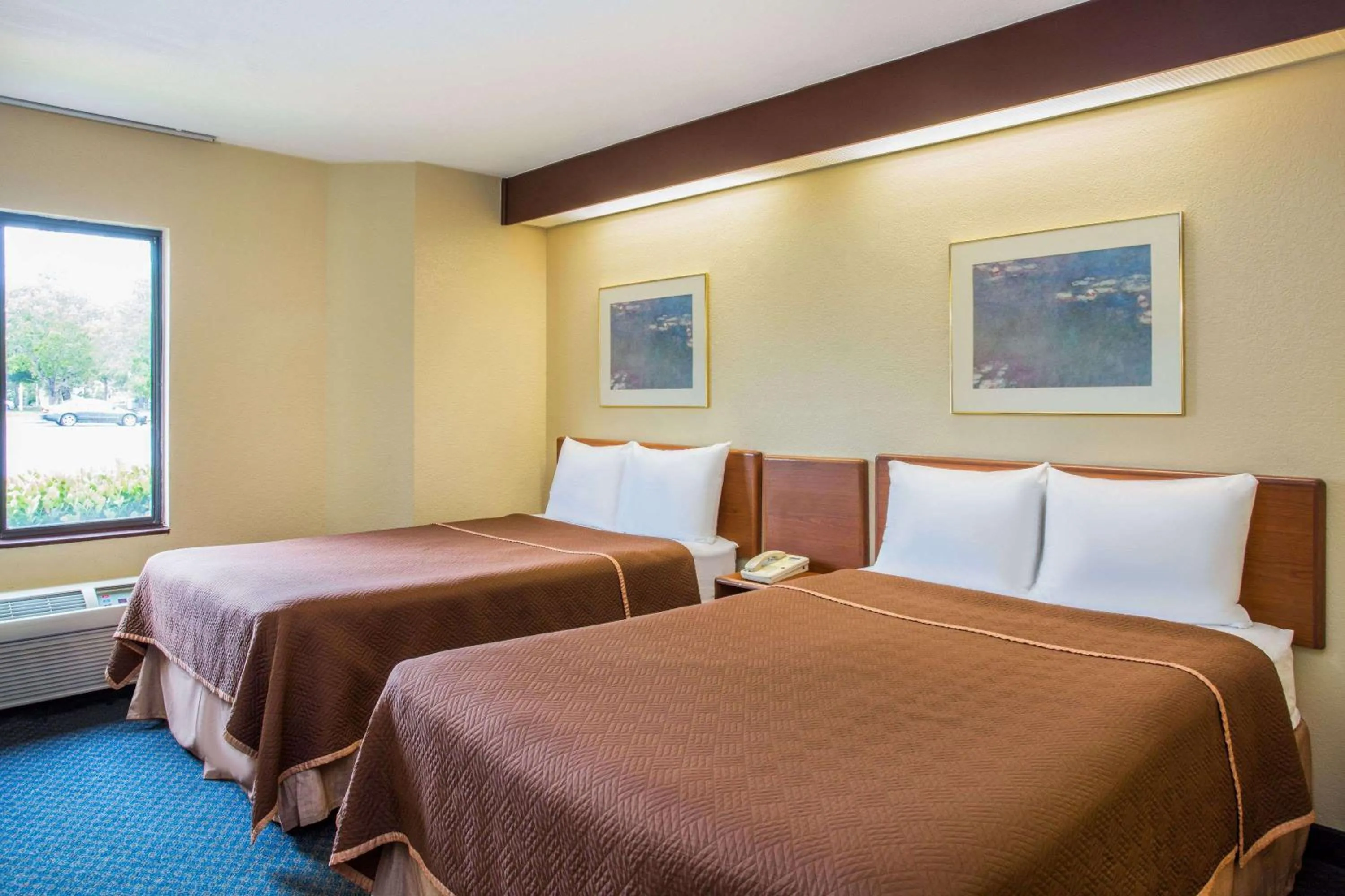 Bed in Travelodge by Wyndham Fort Myers Airport