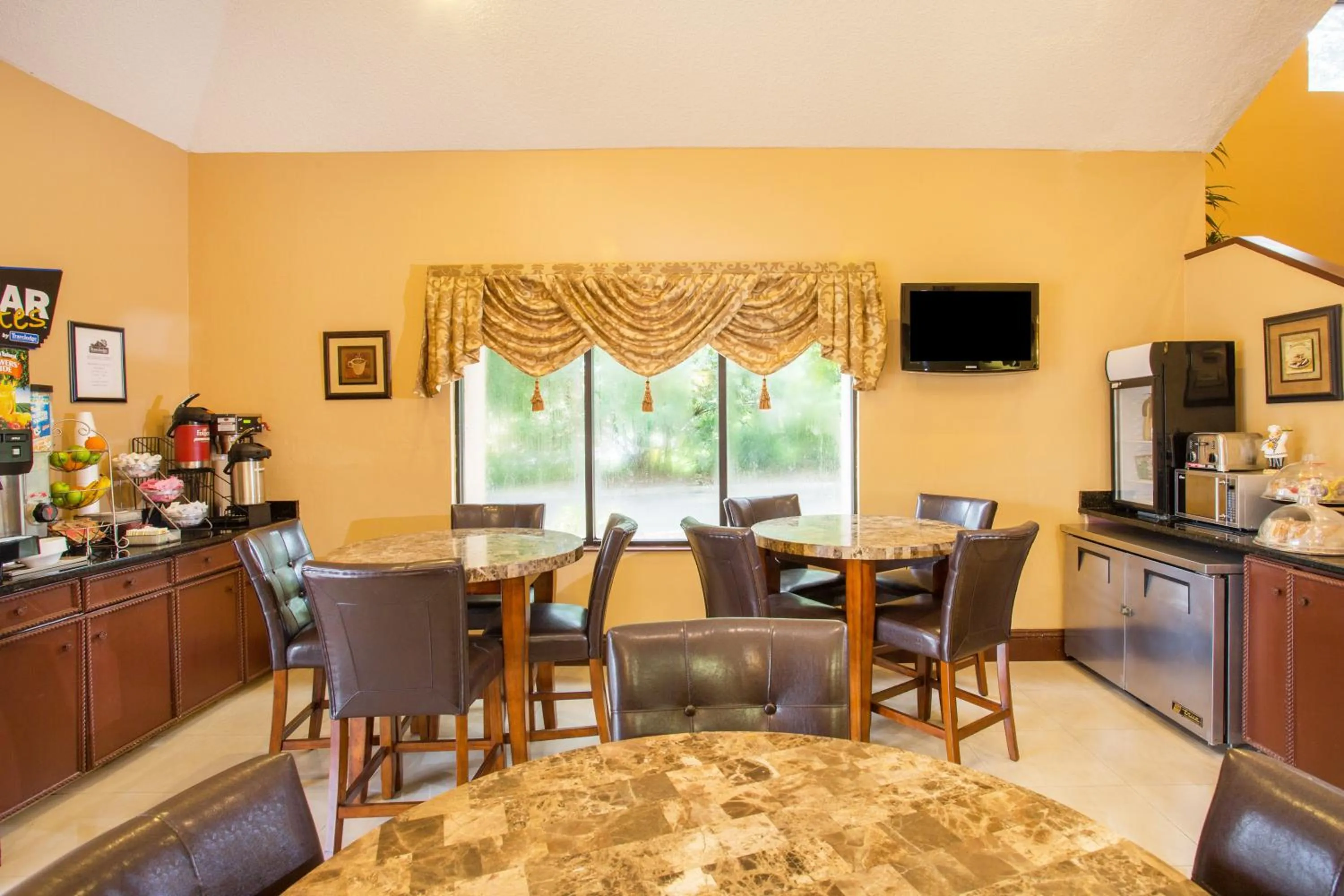 Coffee/tea facilities in Travelodge by Wyndham Fort Myers Airport