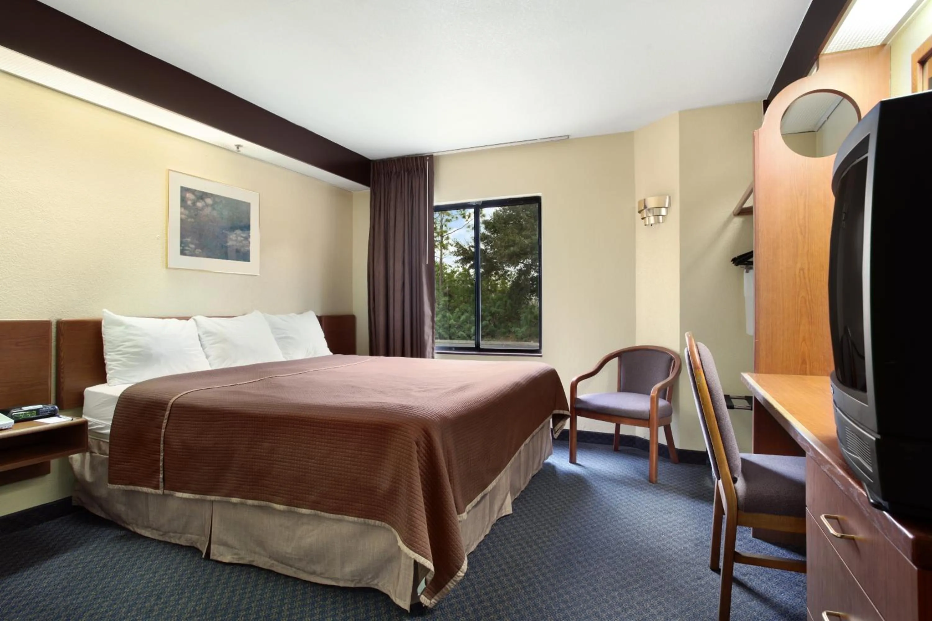Photo of the whole room, Bed in Travelodge by Wyndham Fort Myers Airport