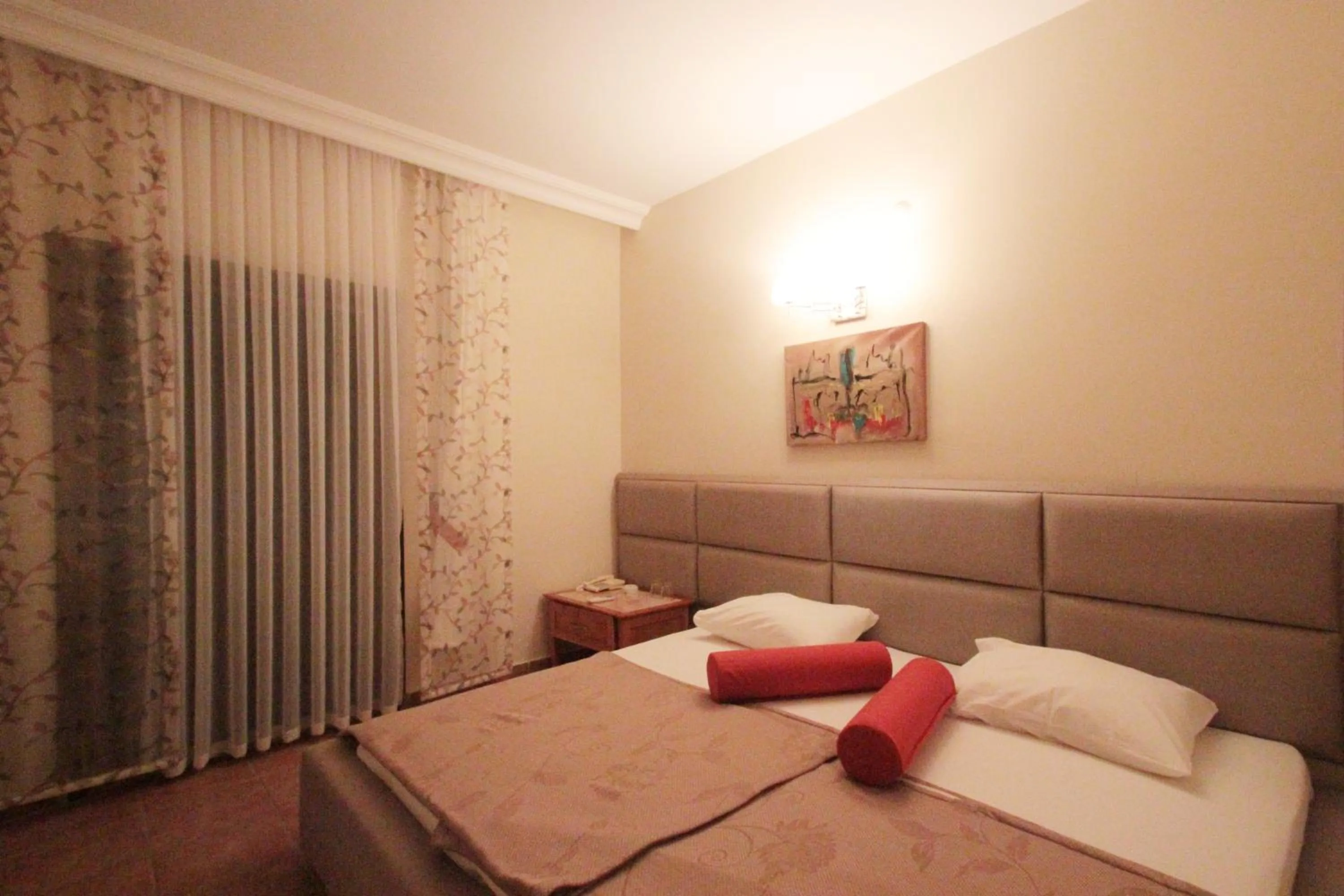 Bedroom, Bed in Ford Hotel