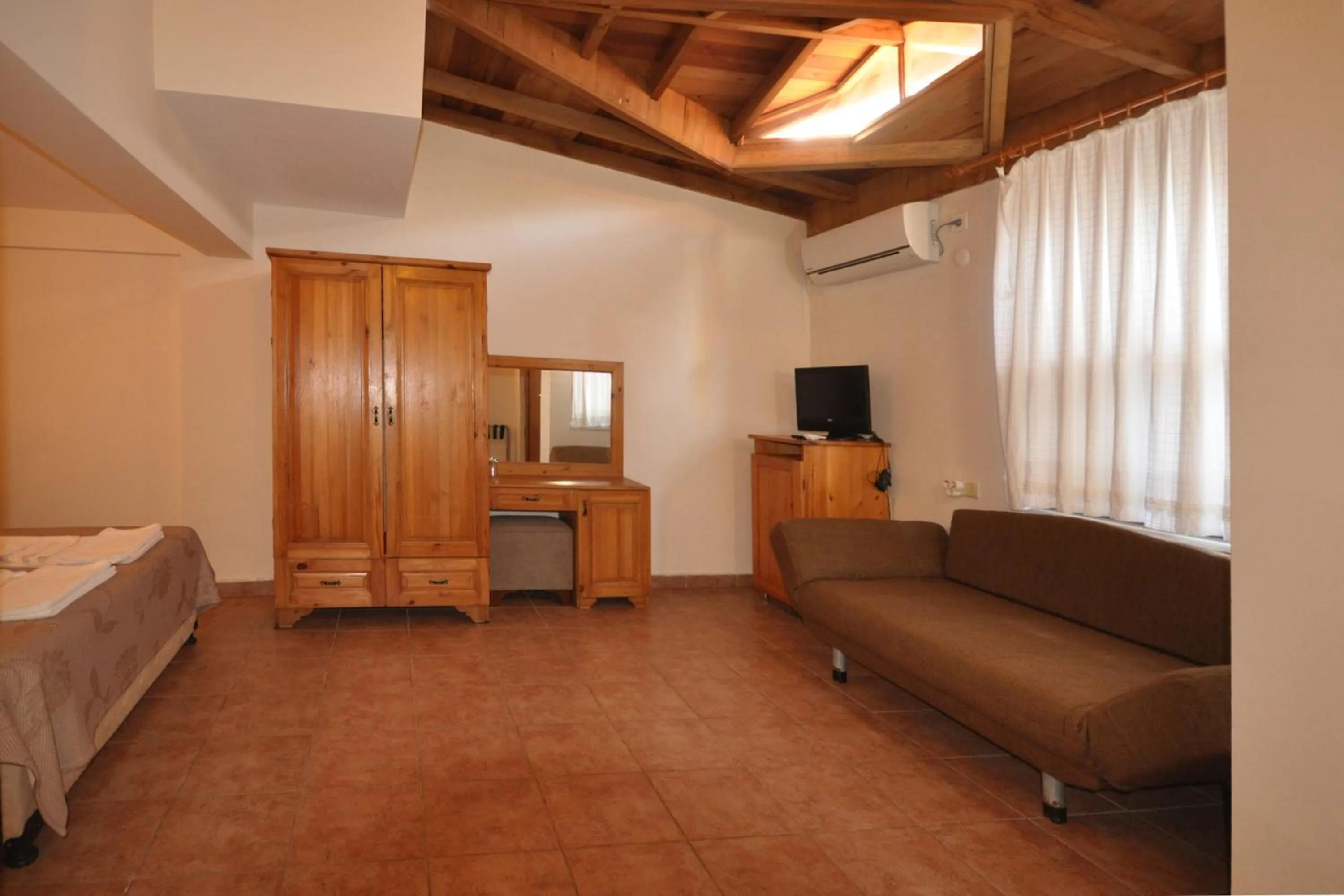 Bedroom, Bed in Ford Hotel