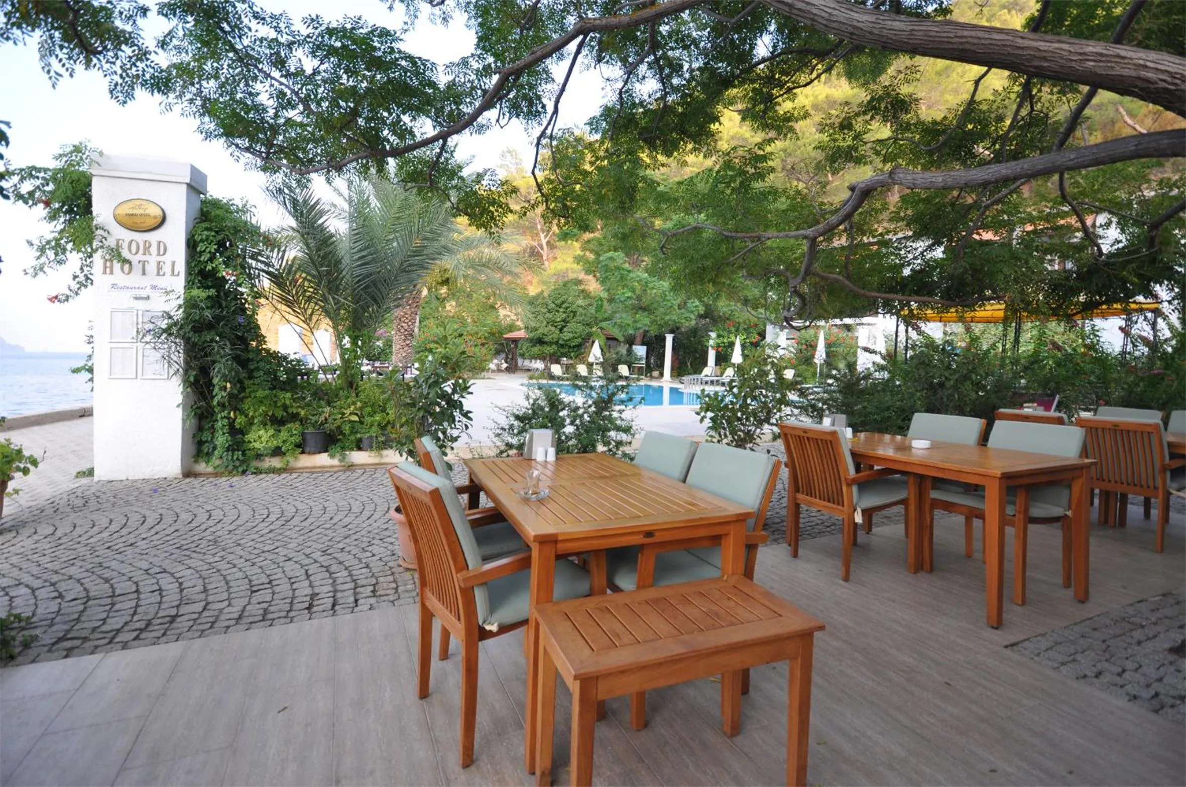 Restaurant/places to eat in Ford Hotel