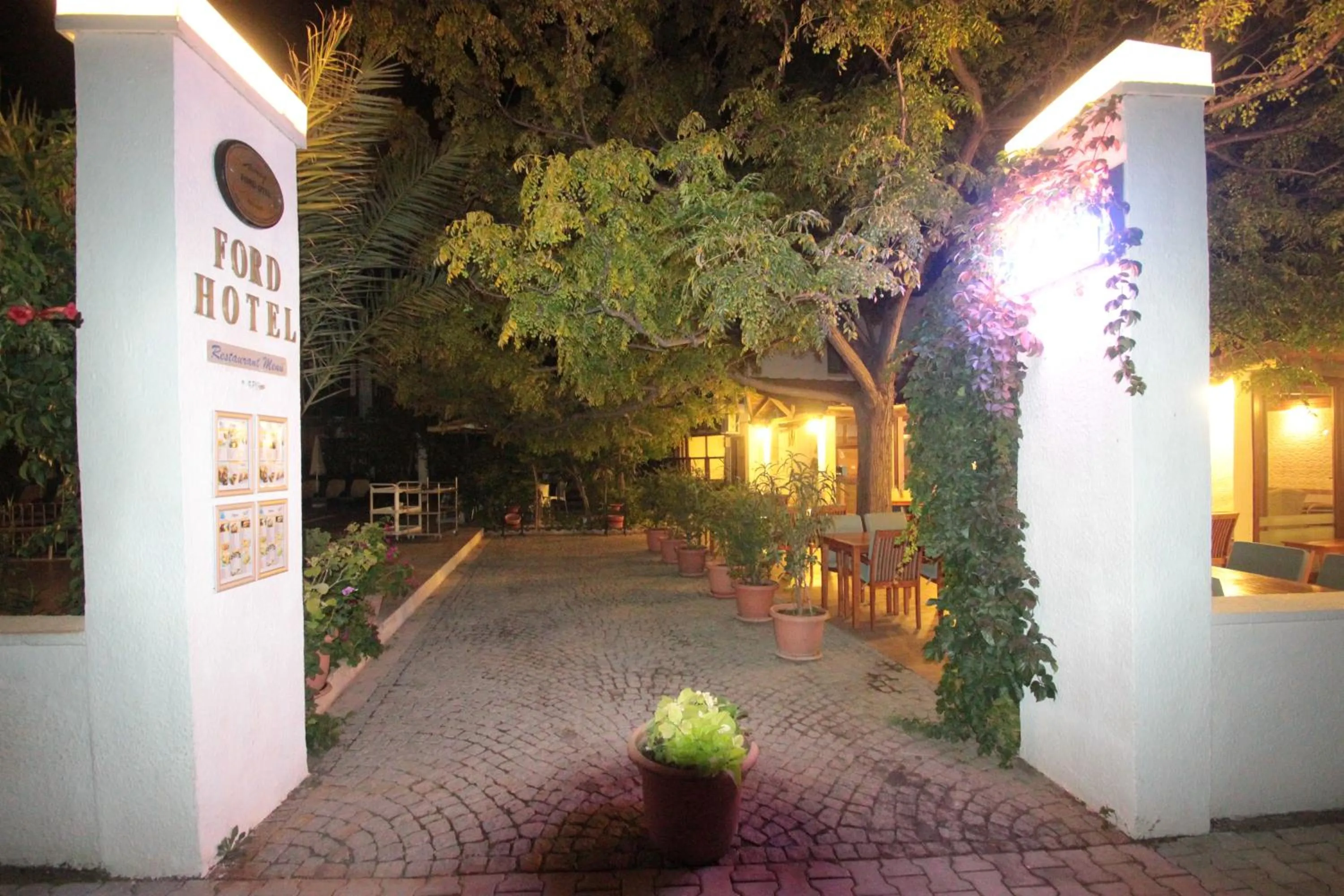 Facade/entrance in Ford Hotel