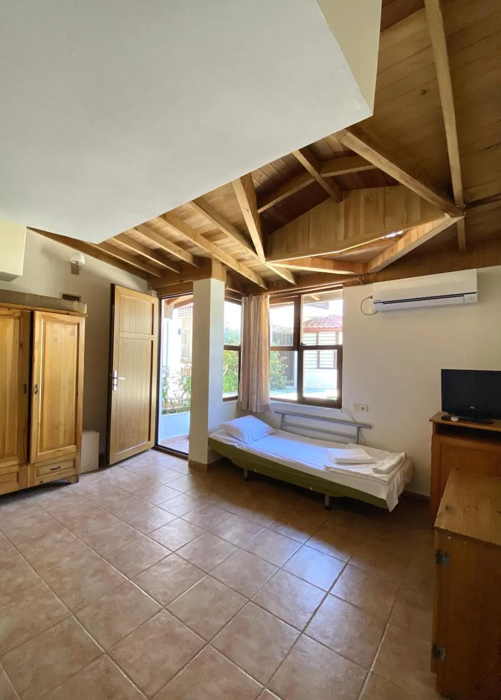 TV and multimedia, Bed in Ford Hotel