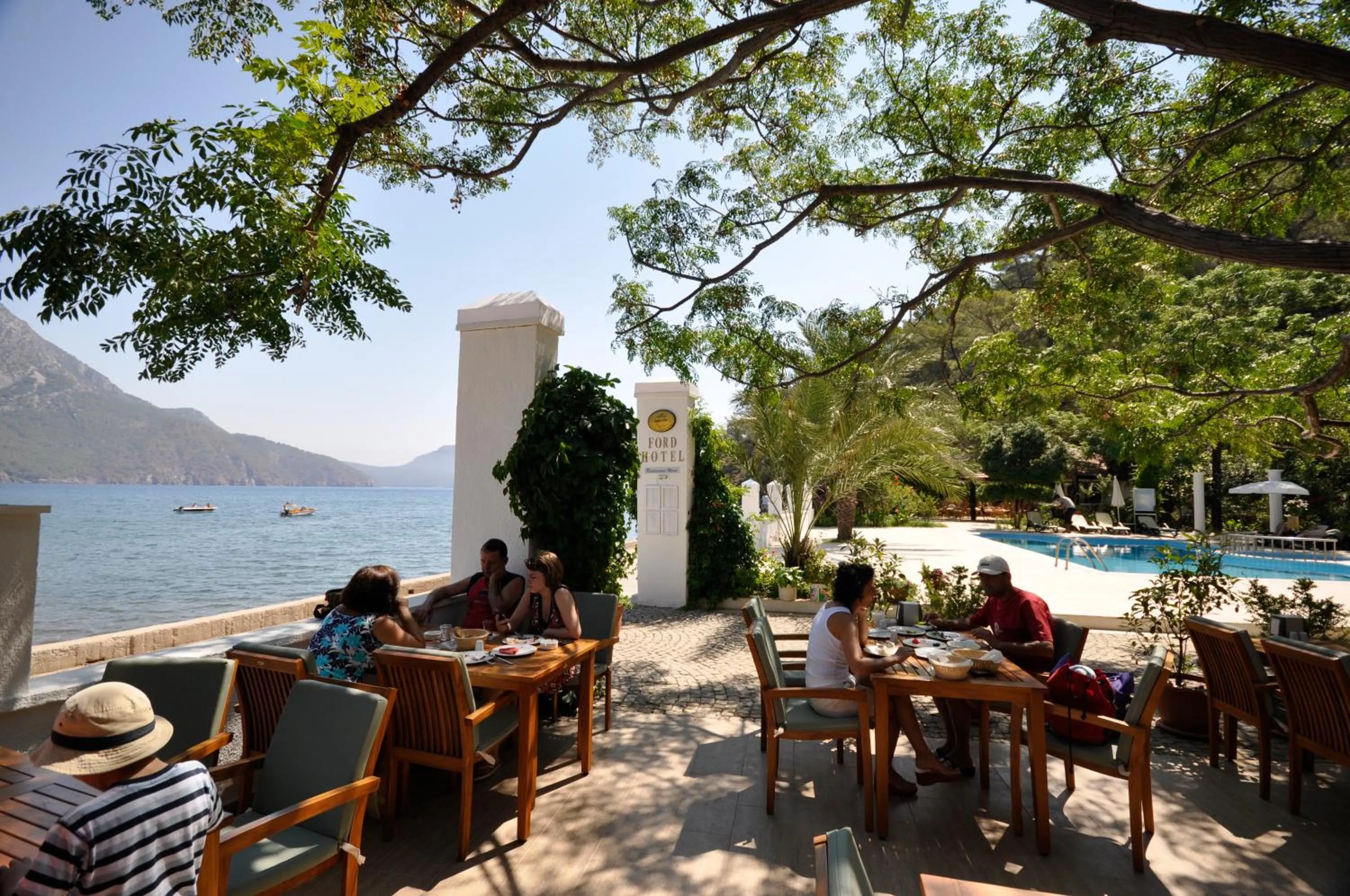 Restaurant/places to eat in Ford Hotel