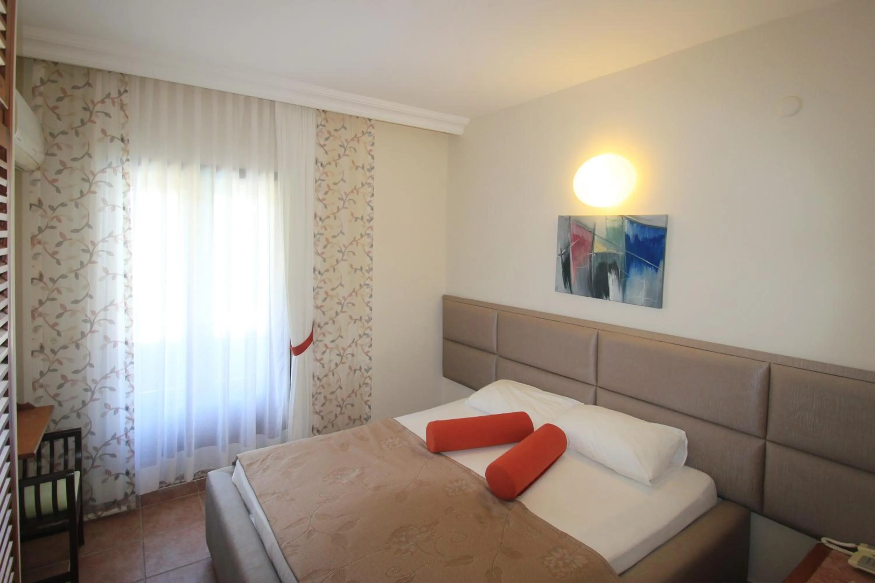 Bedroom, Bed in Ford Hotel