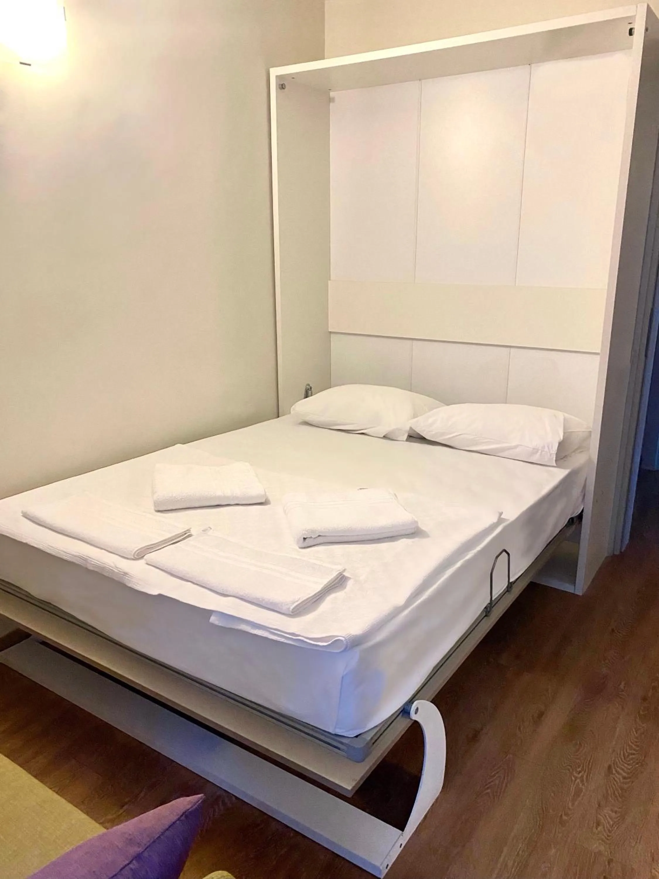 Bedroom, Bed in Ford Hotel