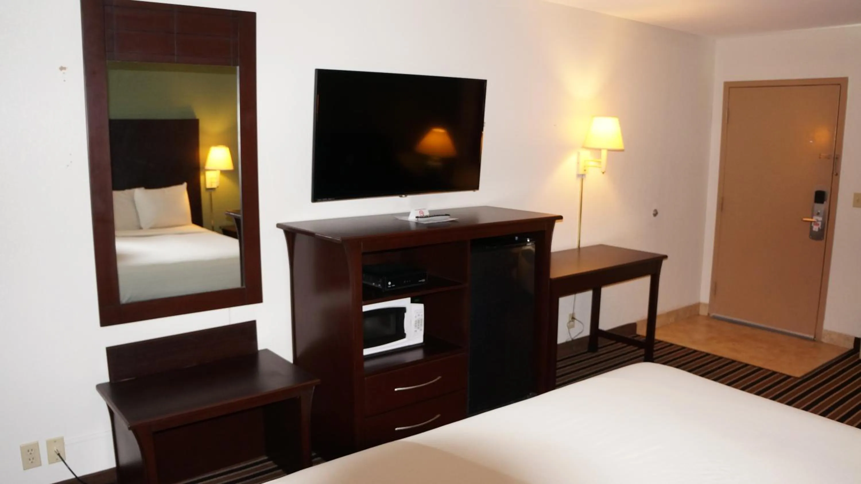 TV and multimedia, Bed in Regency Inn Pittsburg