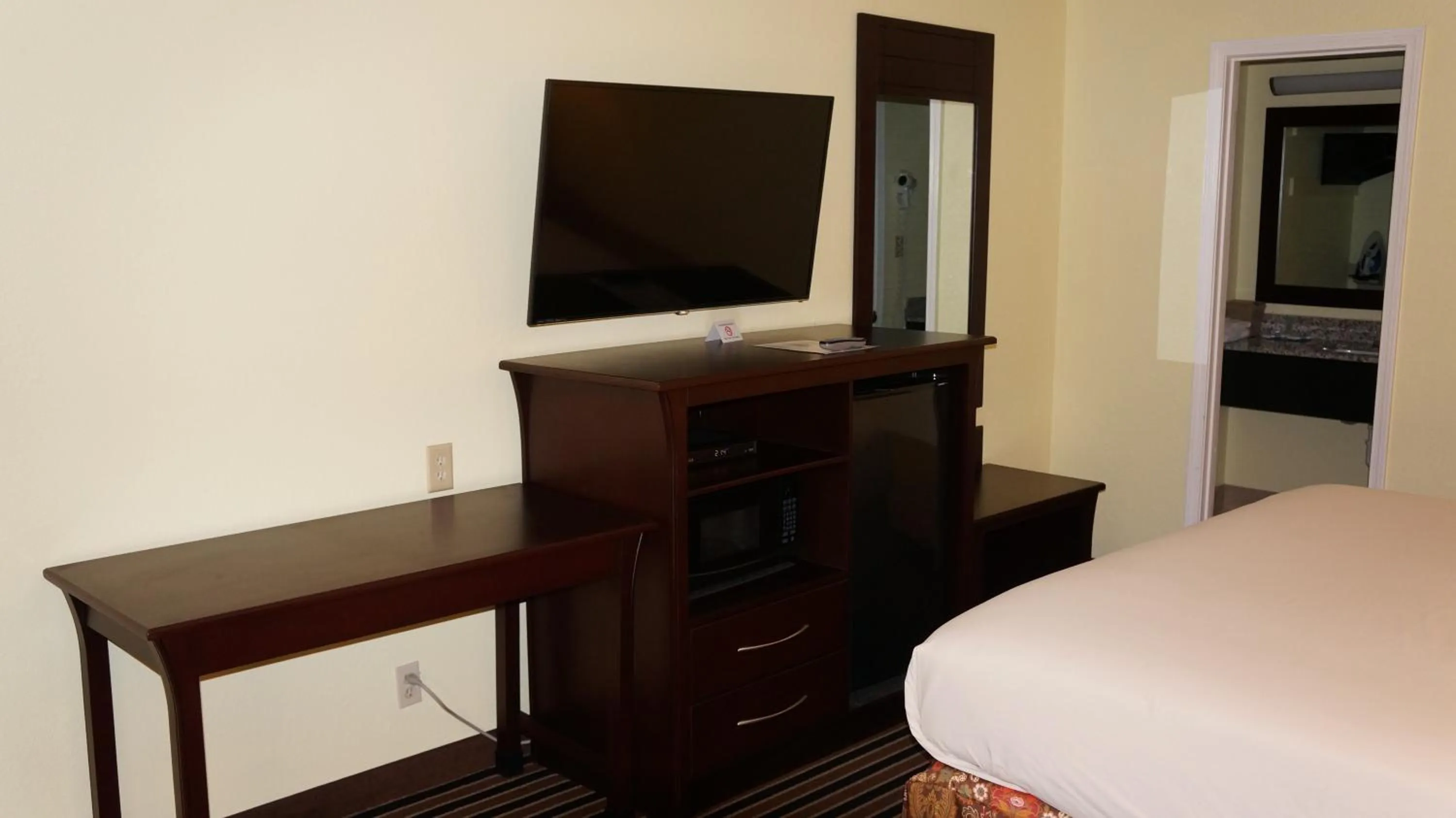 TV and multimedia, Bed in Regency Inn Pittsburg
