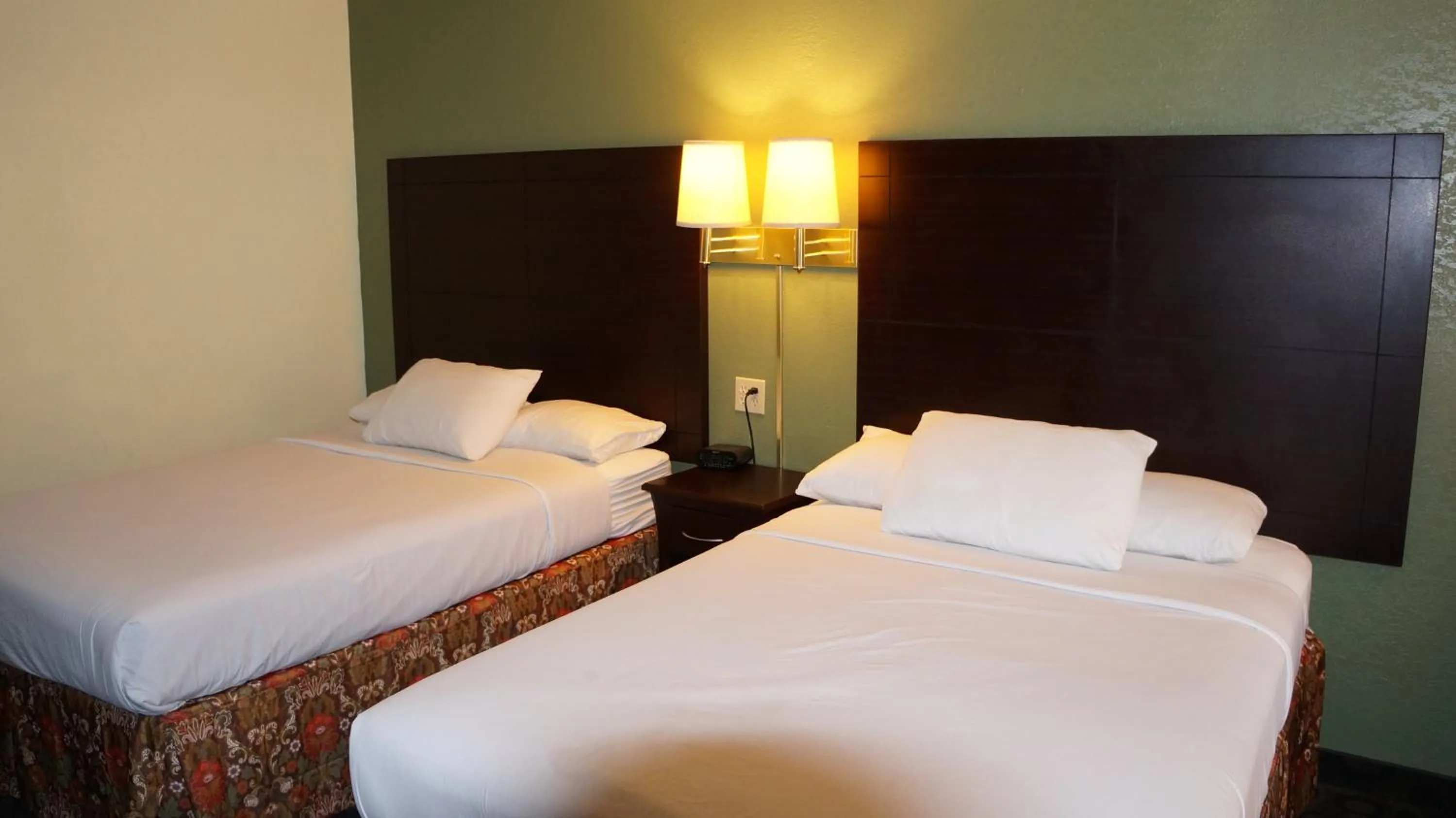 Bed in Regency Inn Pittsburg