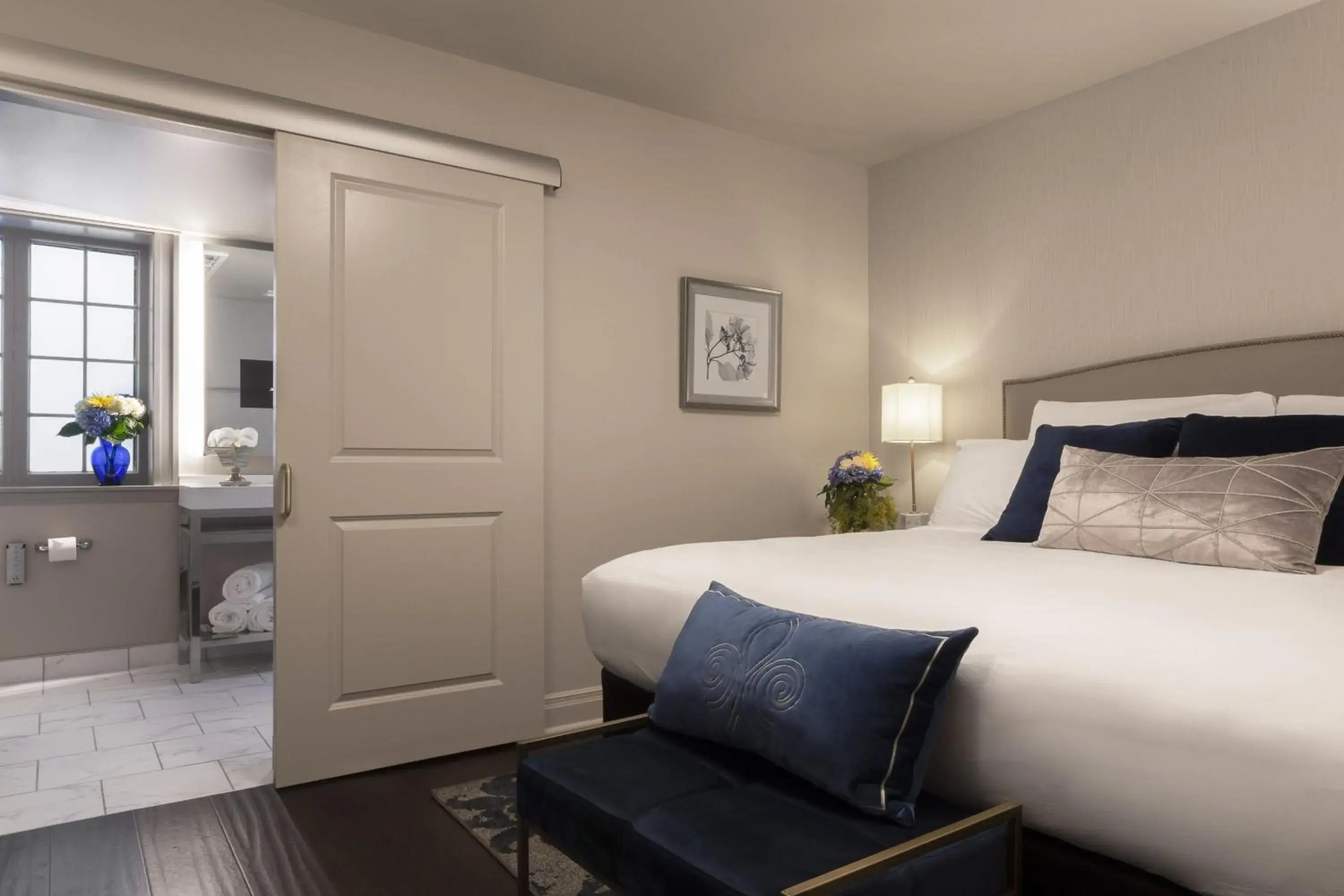 Photo of the whole room, Bed in Seven Gables Inn, St Louis West, a Tribute Portfolio Hotel Photo of the whole room, Bed in Seven Gables Inn, St Louis West, a Tribute Portfolio Hotel
