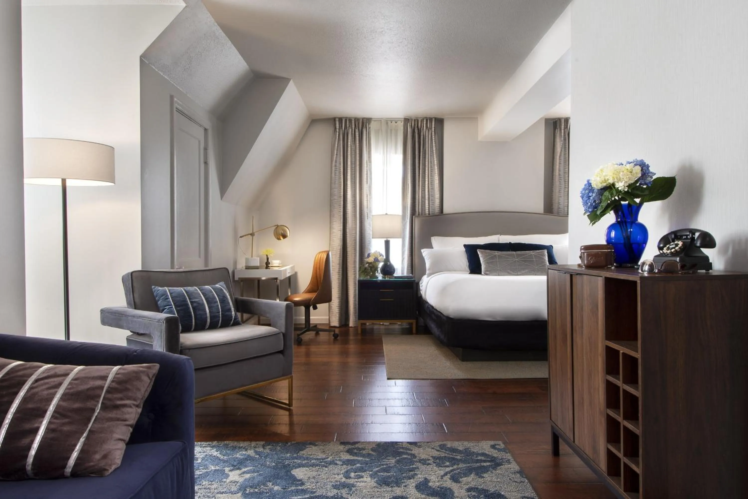 Photo of the whole room, Bed in Seven Gables Inn, St Louis West, a Tribute Portfolio Hotel