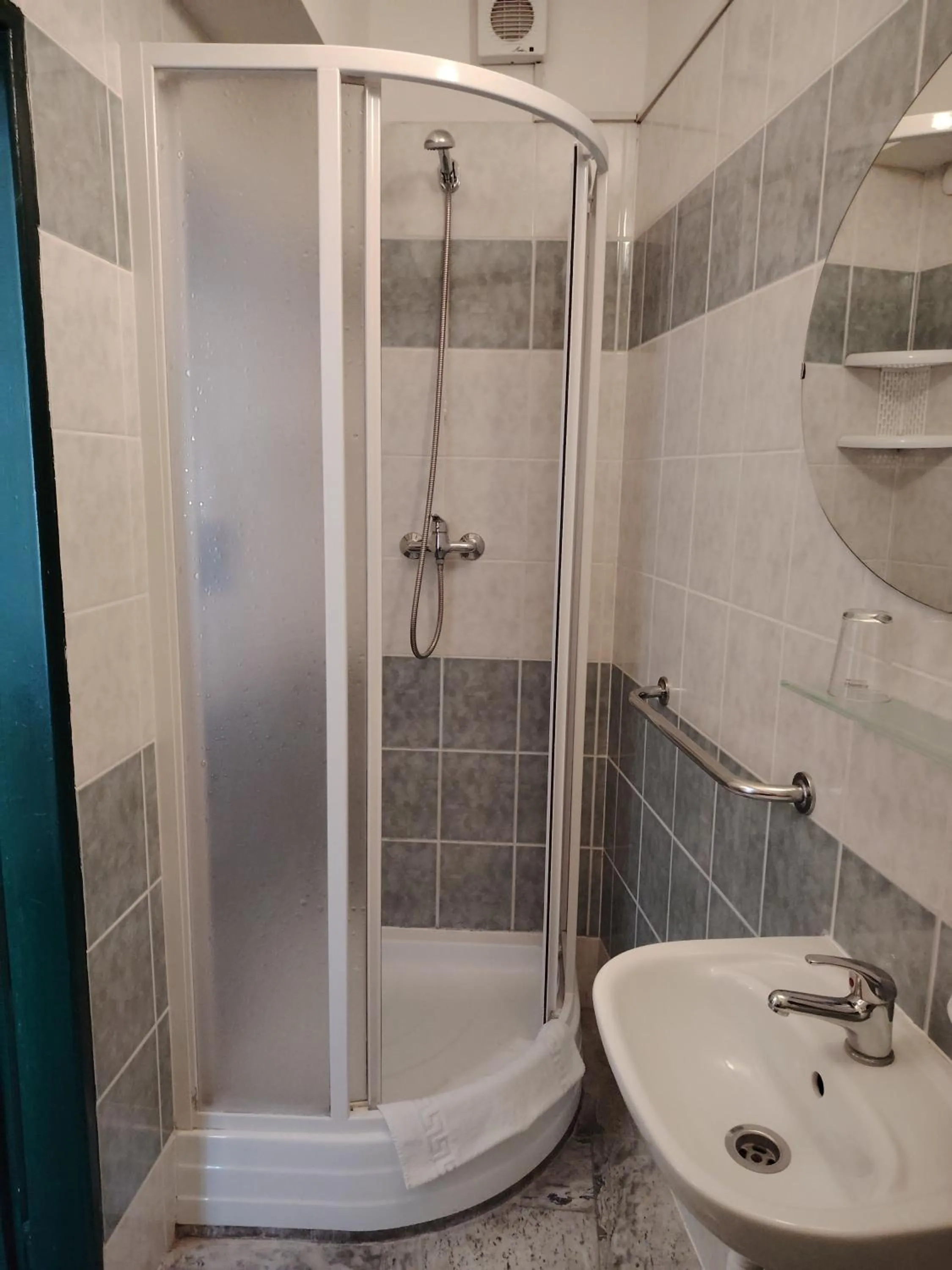 Shower in Hotel Legie