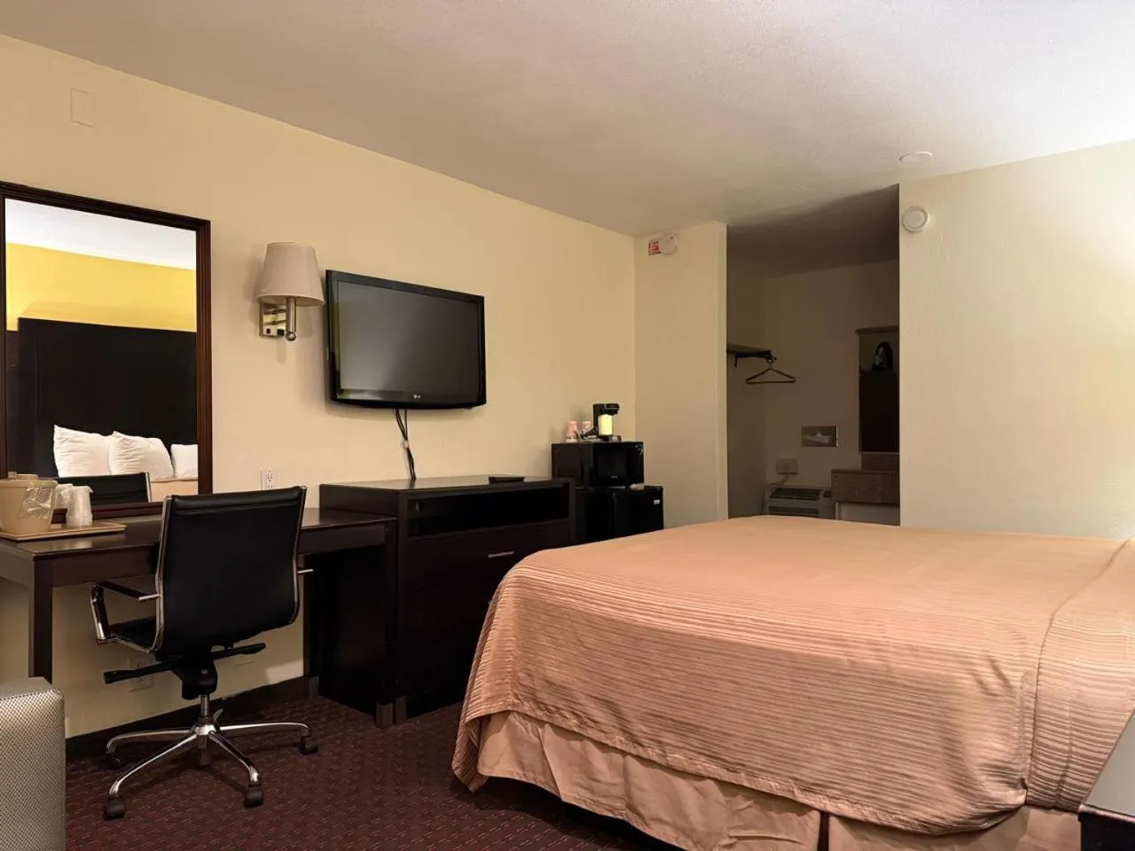 Bedroom, Bed in Hollister Inn