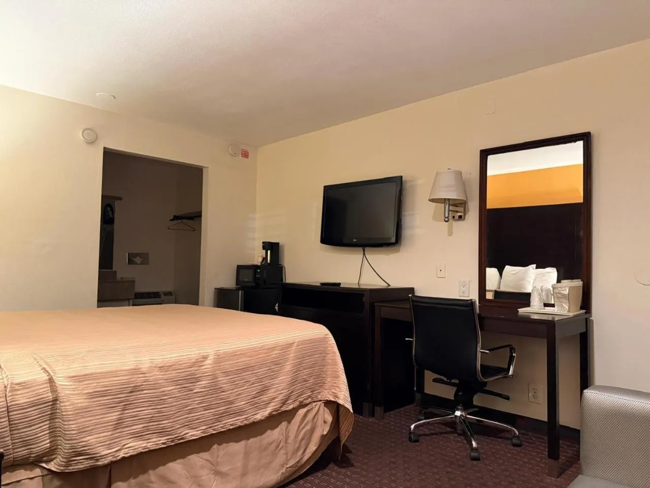 Bedroom, Bed in Hollister Inn