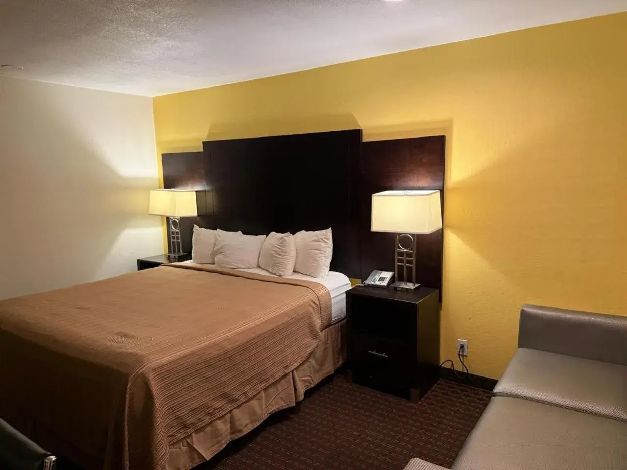 Bedroom, Bed in Hollister Inn Bedroom, Bed in Hollister Inn