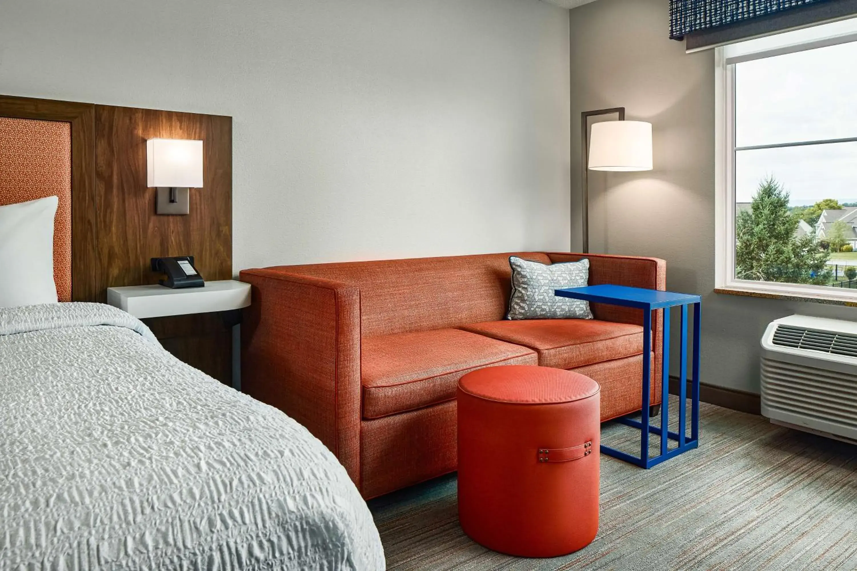 Living room, Bed in Hampton Inn & Suites Hershey Near the Park Living room, Bed in Hampton Inn & Suites Hershey Near the Park