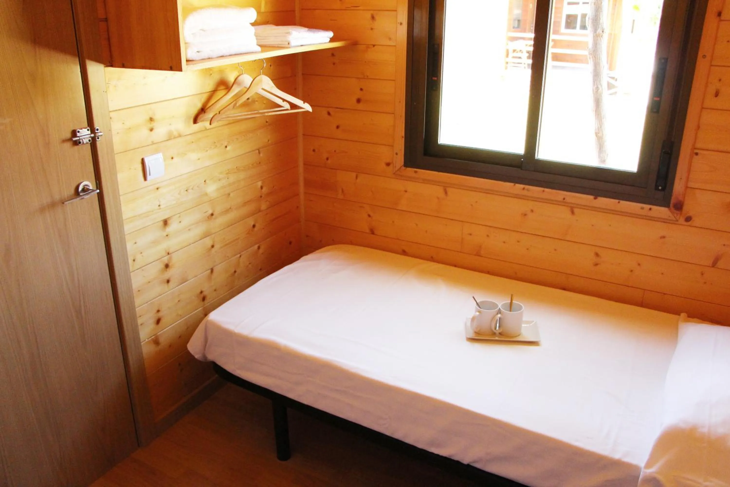 Photo of the whole room, Bed in Bungalows Park Albufera