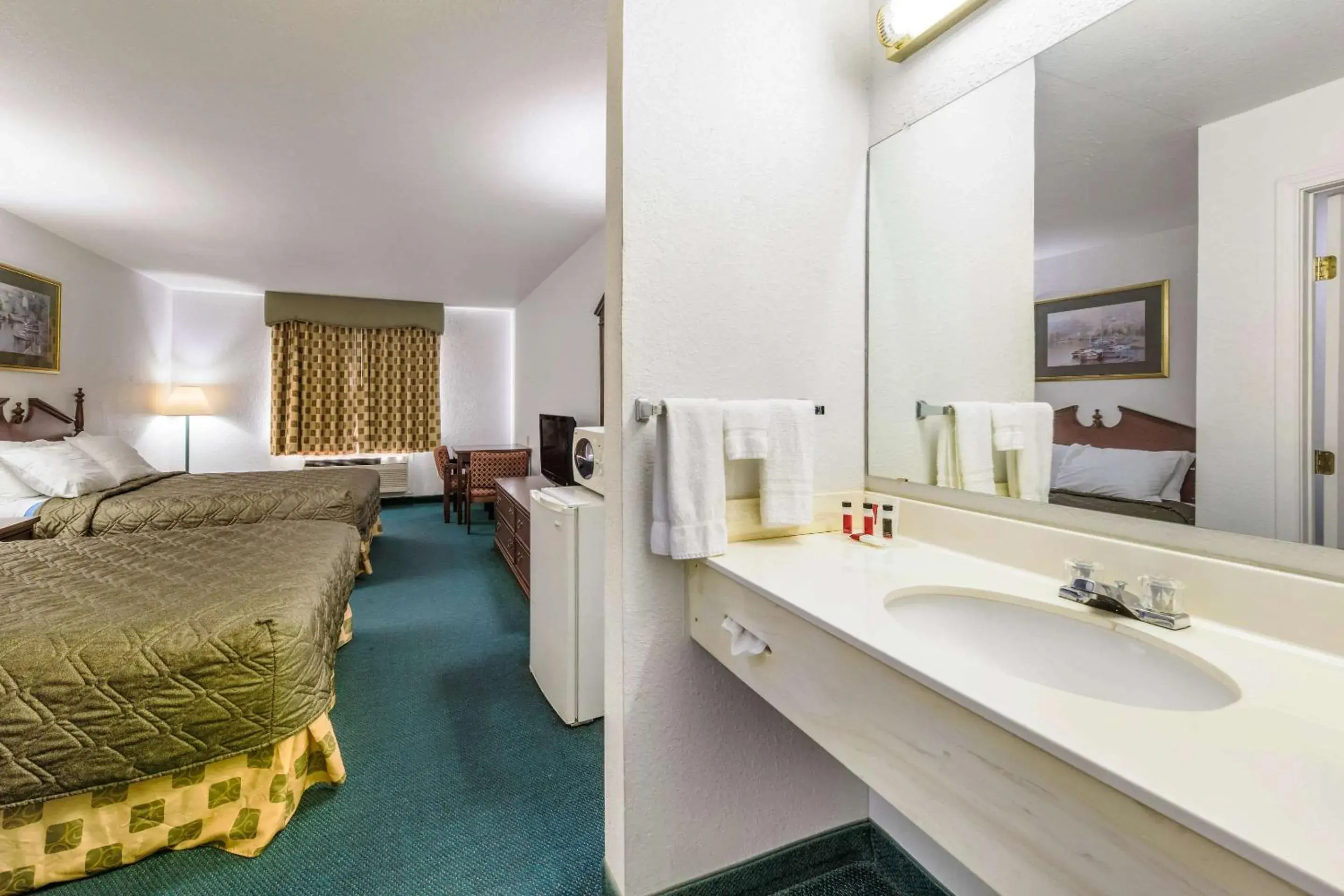 Photo of the whole room, Bed in Rodeway Inn Decatur Photo of the whole room, Bed in Rodeway Inn Decatur