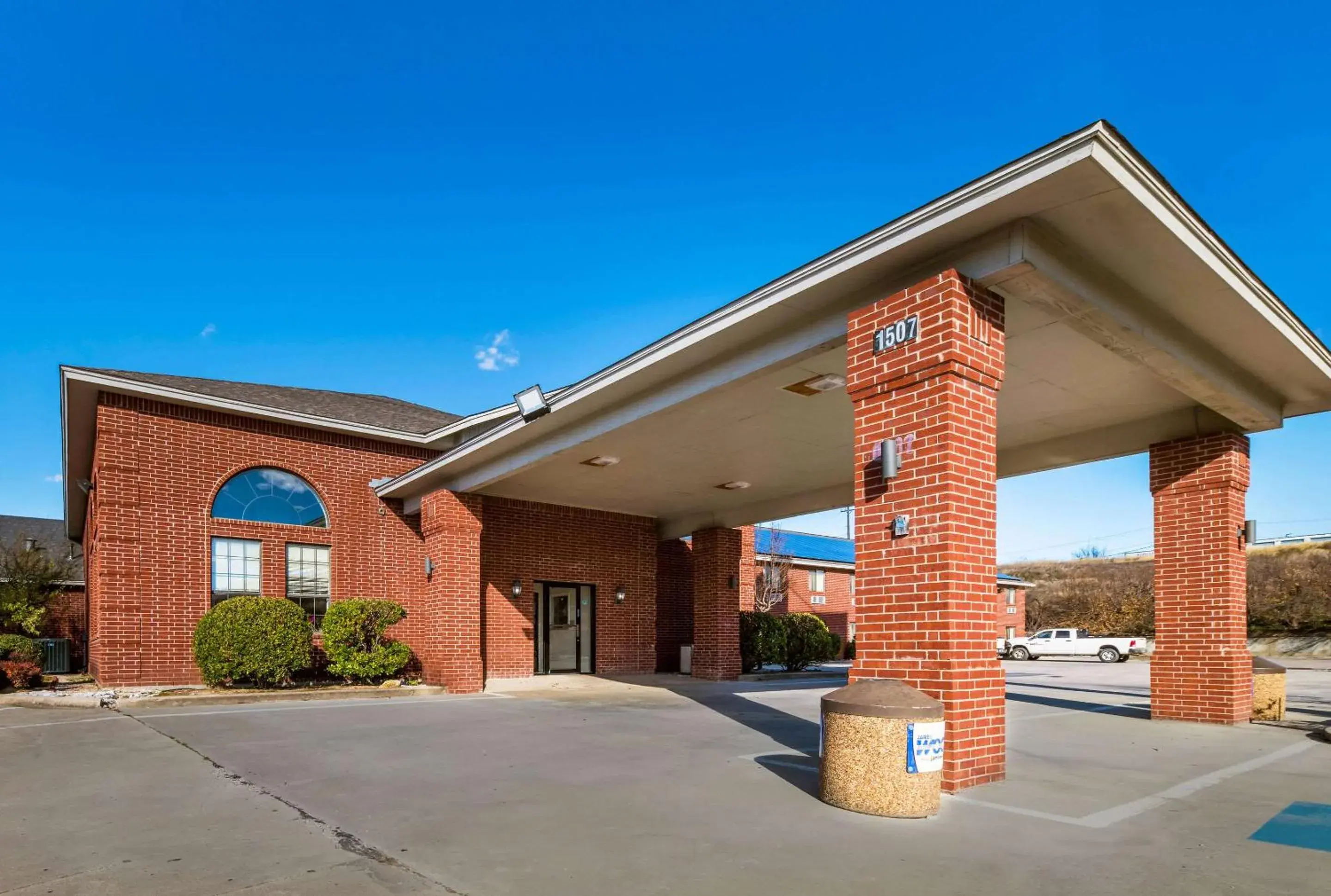 Property building in Rodeway Inn Decatur Property building in Rodeway Inn Decatur
