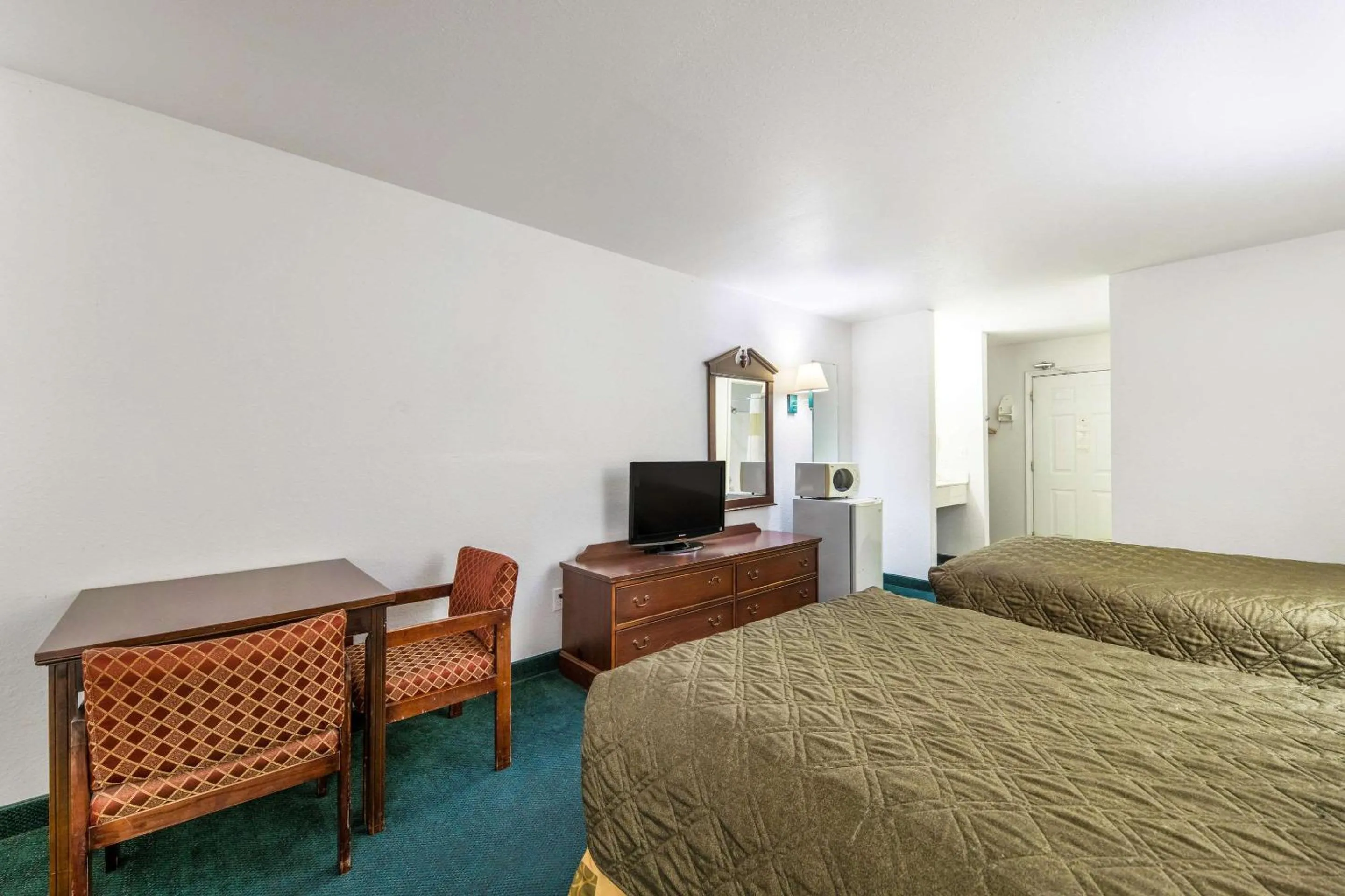 Photo of the whole room, Bed in Rodeway Inn Decatur