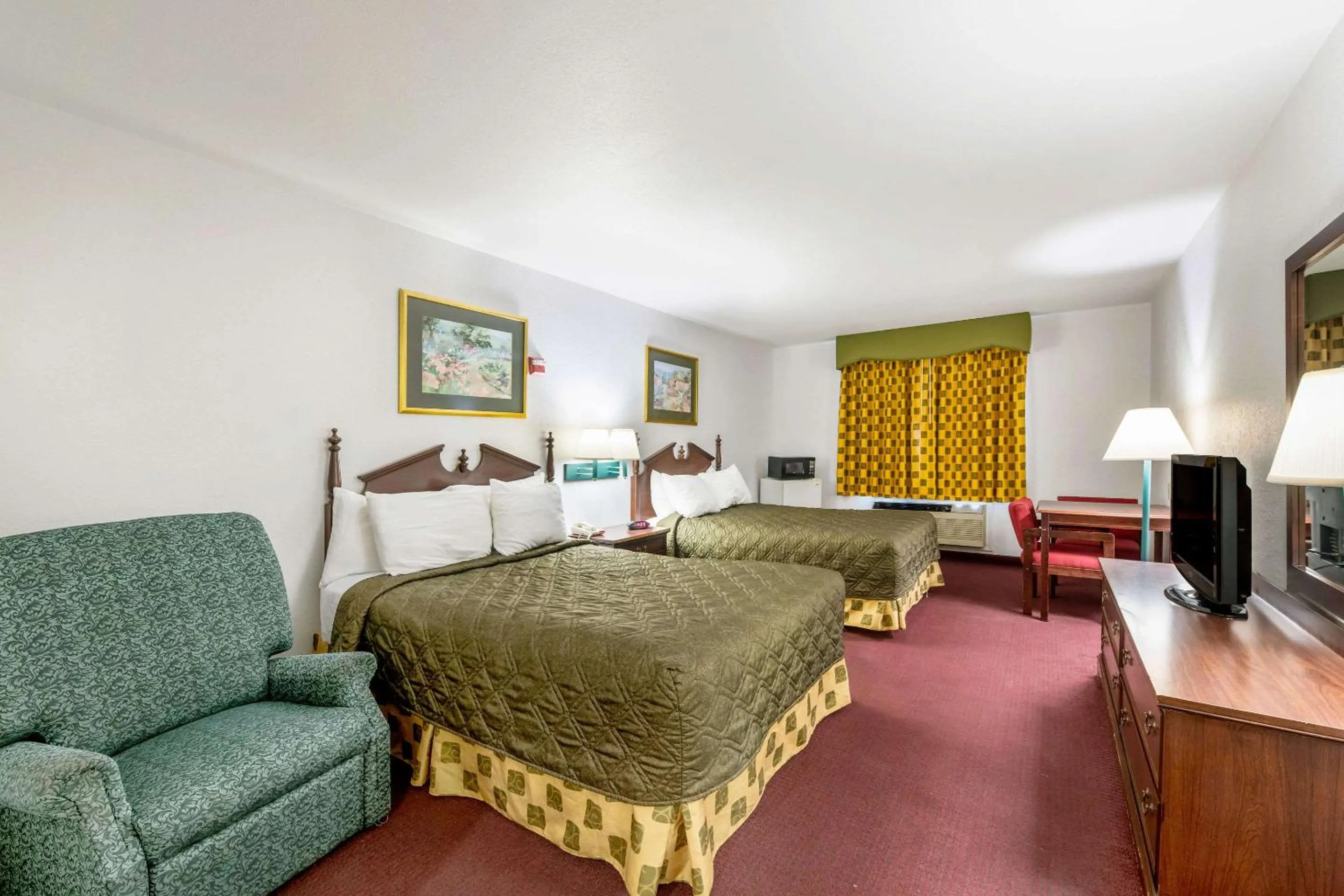 Photo of the whole room, Bed in Rodeway Inn Decatur