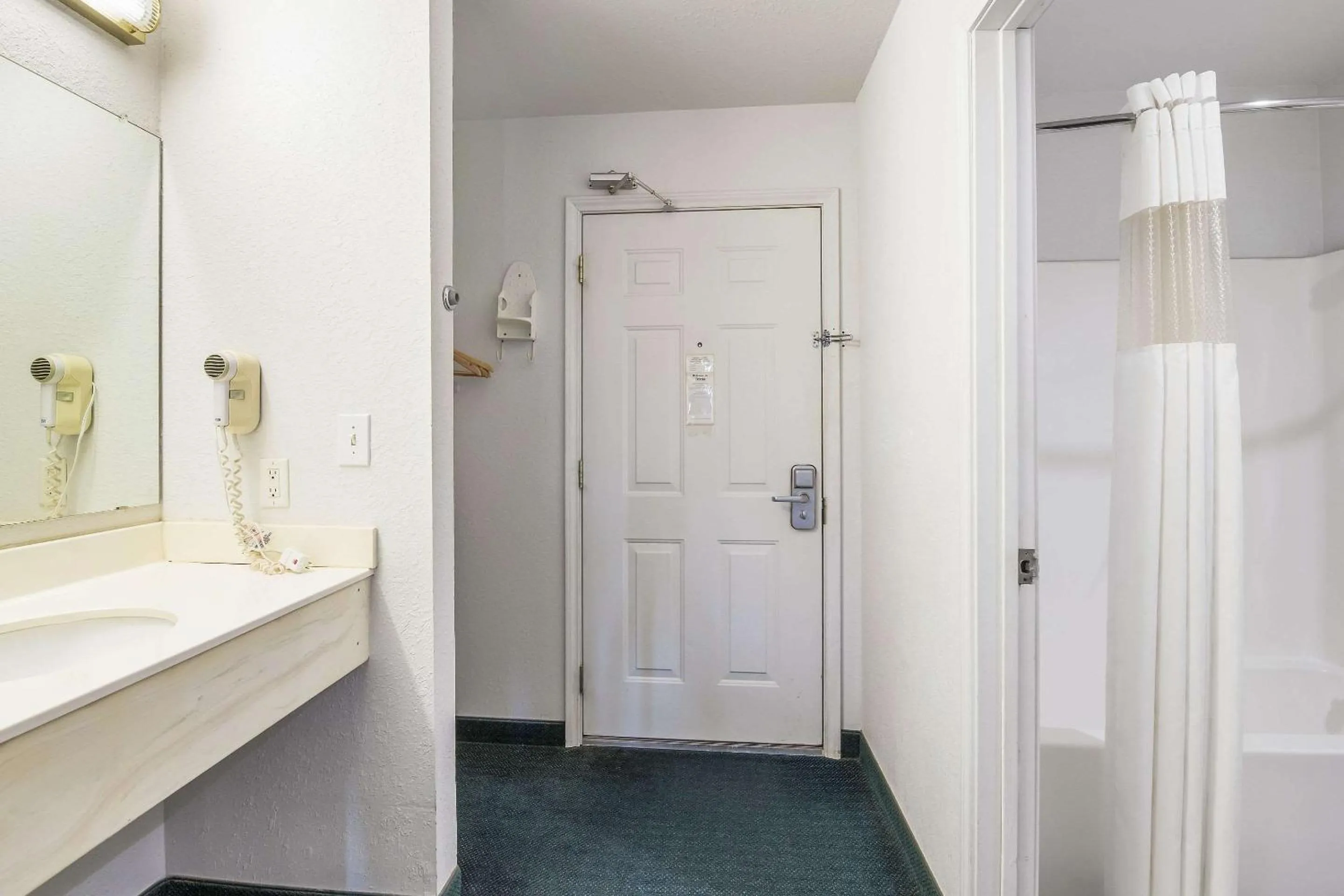 Photo of the whole room in Rodeway Inn Decatur