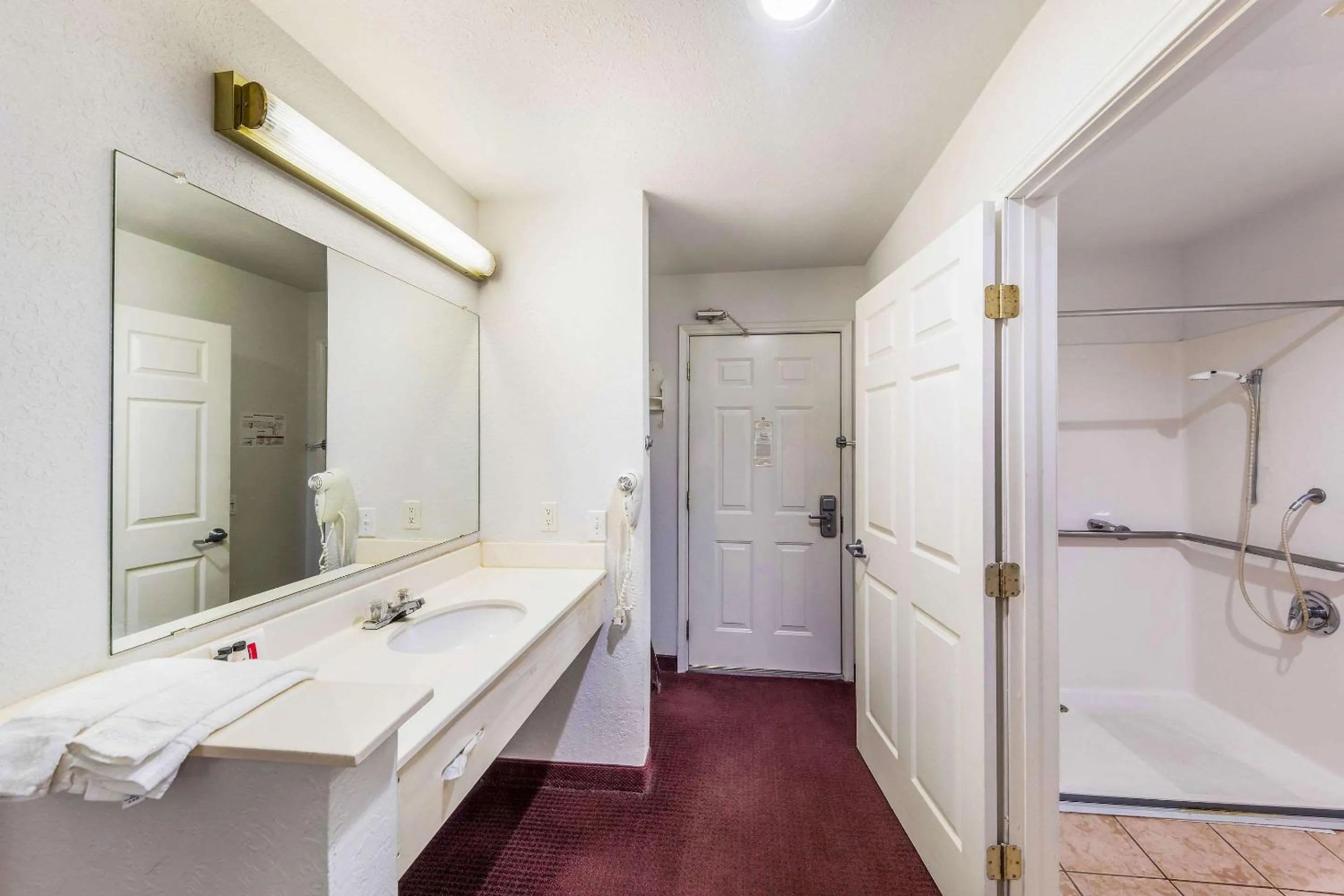 Photo of the whole room in Rodeway Inn Decatur