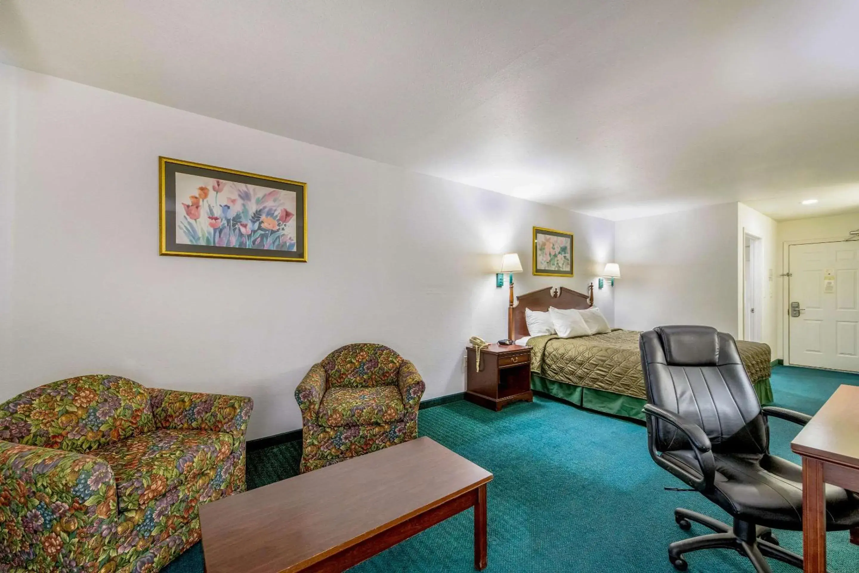 Photo of the whole room in Rodeway Inn Decatur Photo of the whole room in Rodeway Inn Decatur