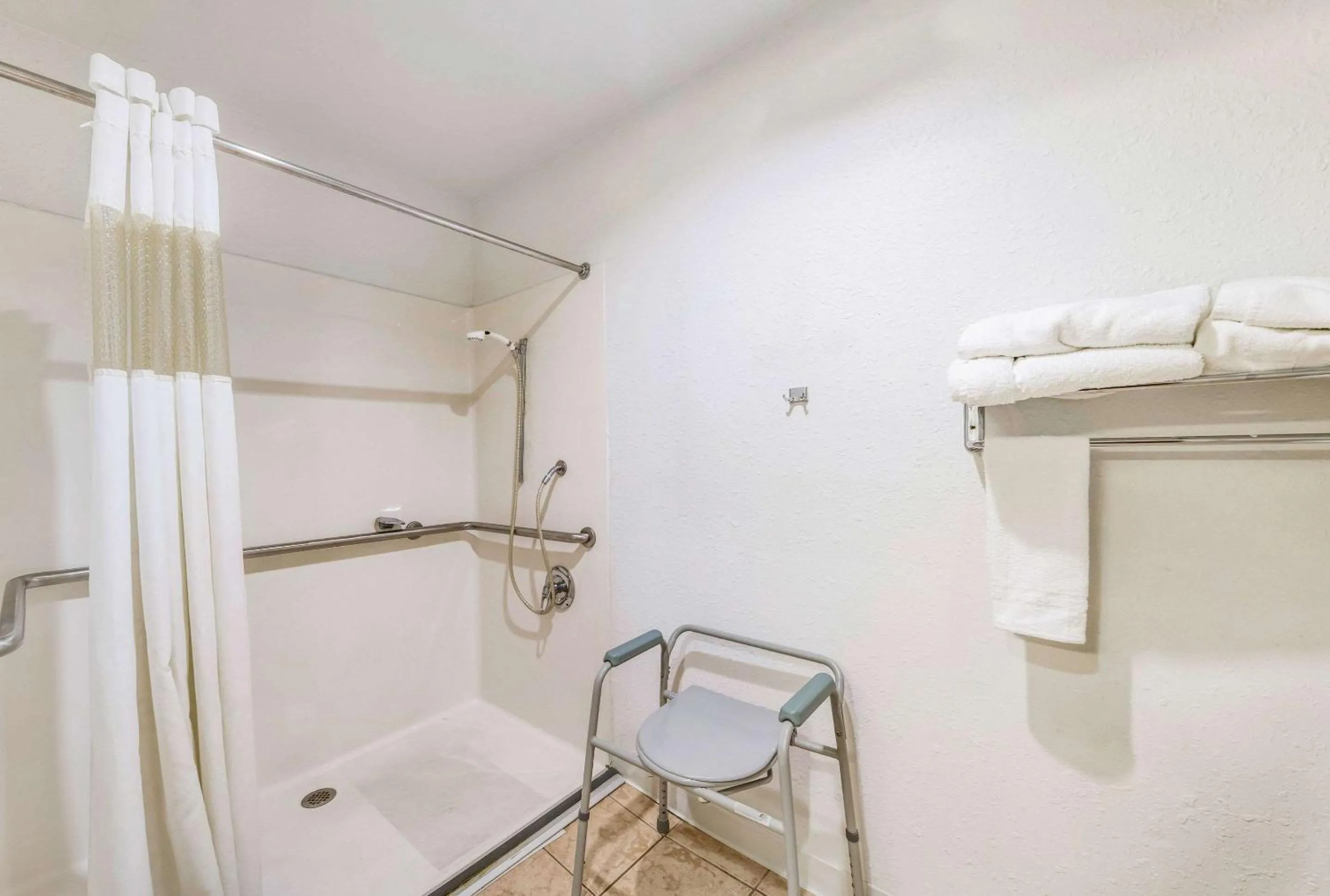 Photo of the whole room in Rodeway Inn Decatur