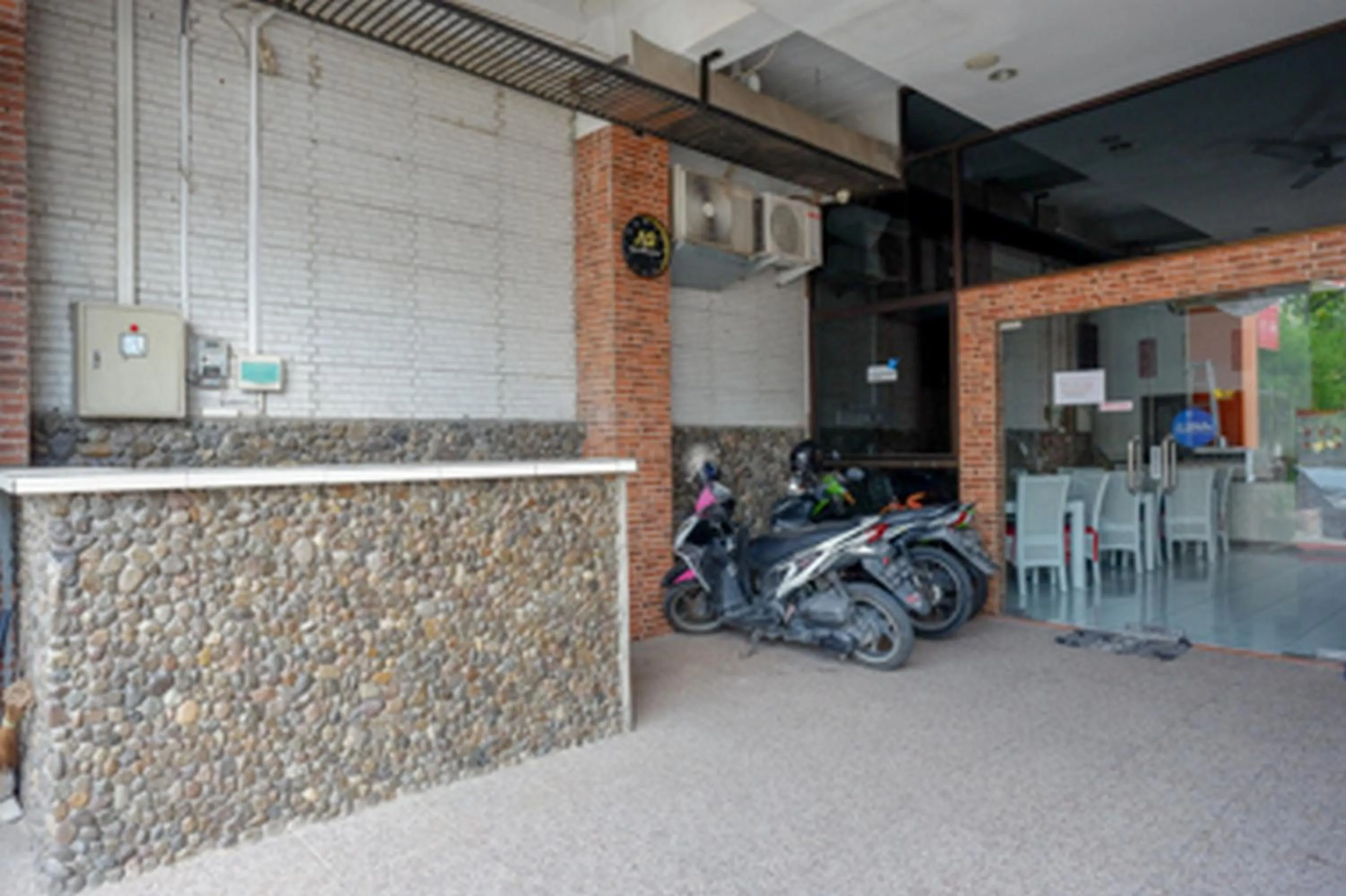 Parking in RedDoorz Plus near Ciputra Mall Simpang Lima 2