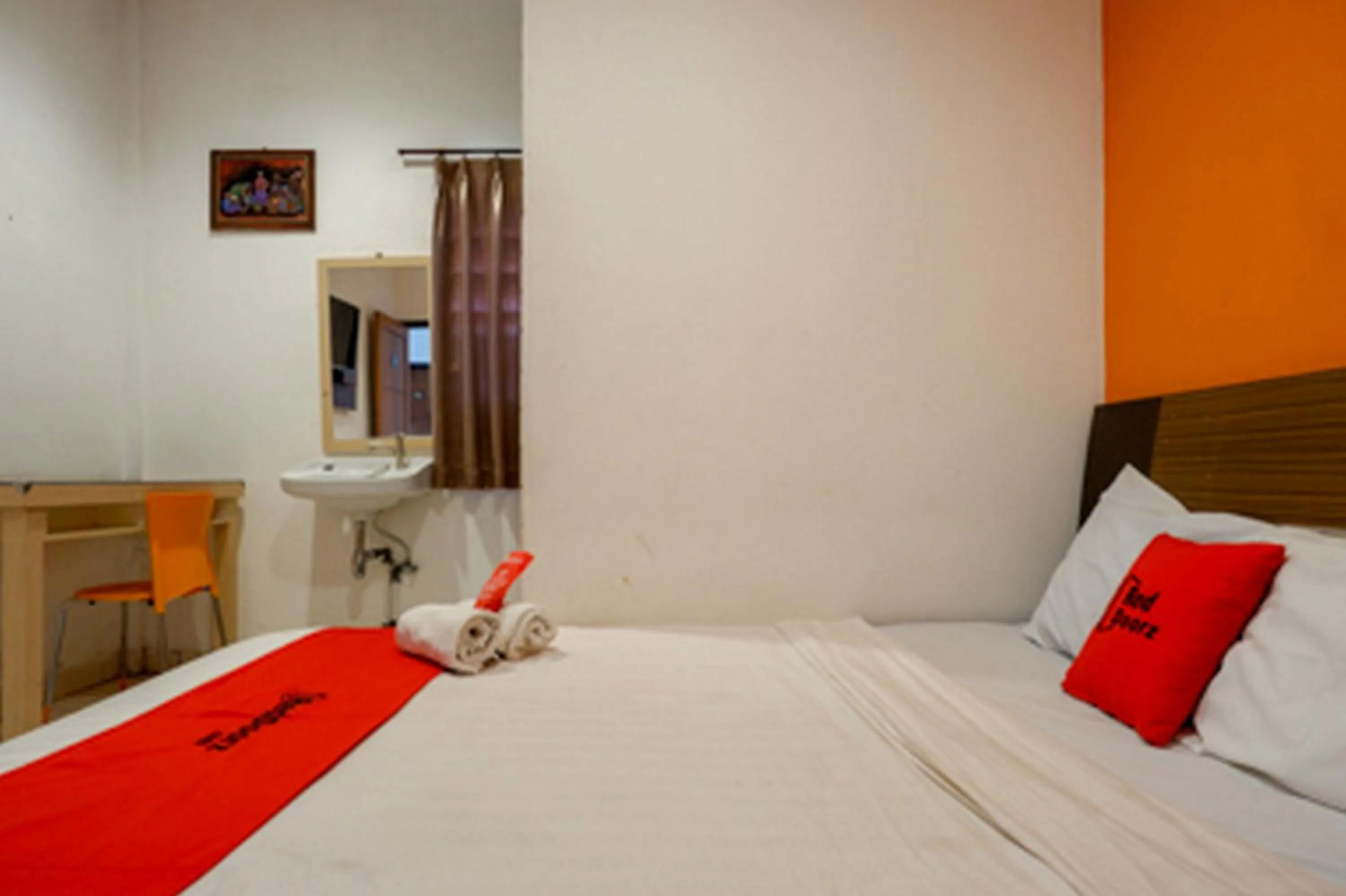 Bedroom, Bed in RedDoorz Plus near Ciputra Mall Simpang Lima 2