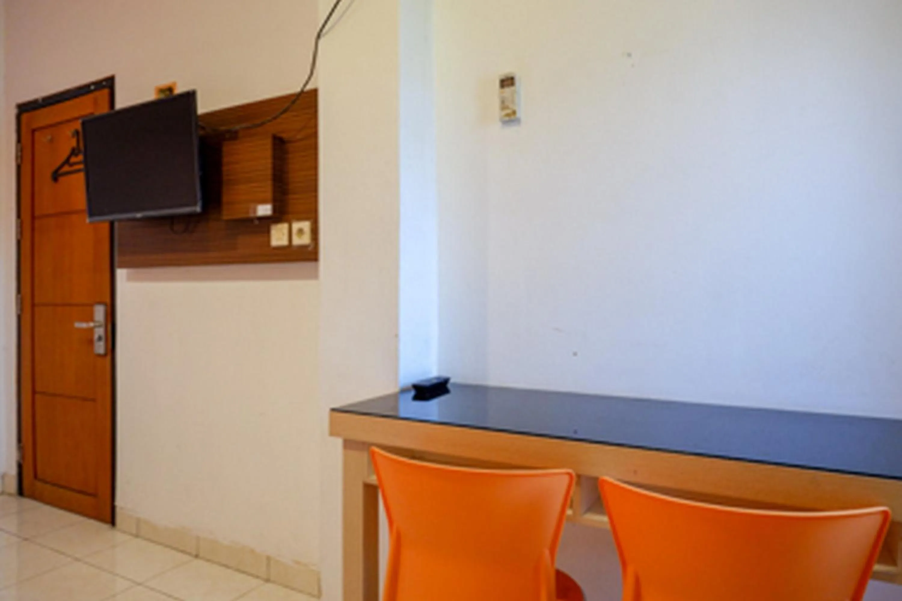 TV and multimedia in RedDoorz Plus near Ciputra Mall Simpang Lima 2