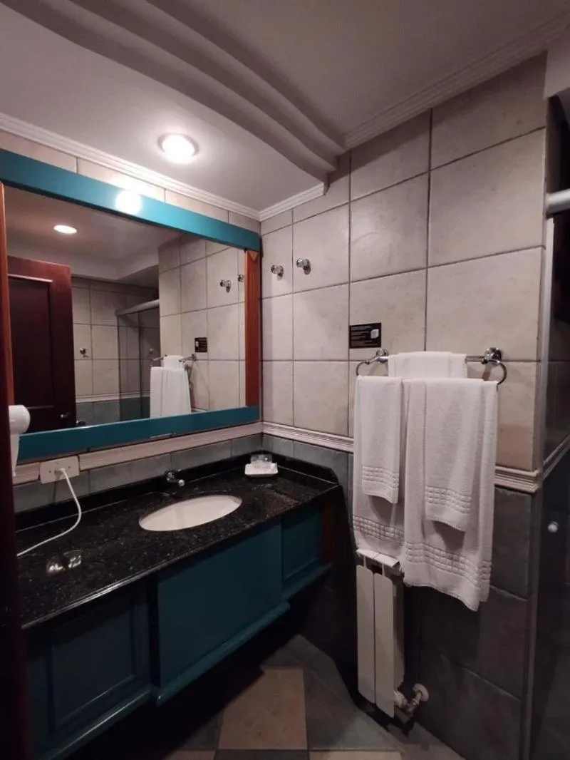 Shower in Hotel Serra Nevada